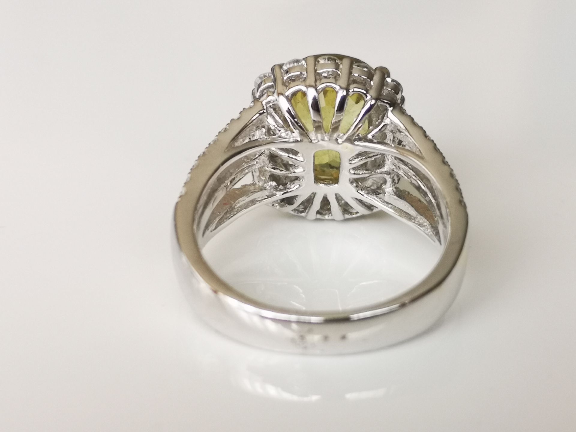 Bague en or blanc 18 carats chrysoberyl et diamants - certificat 18K白金（750/1000）&hellip;