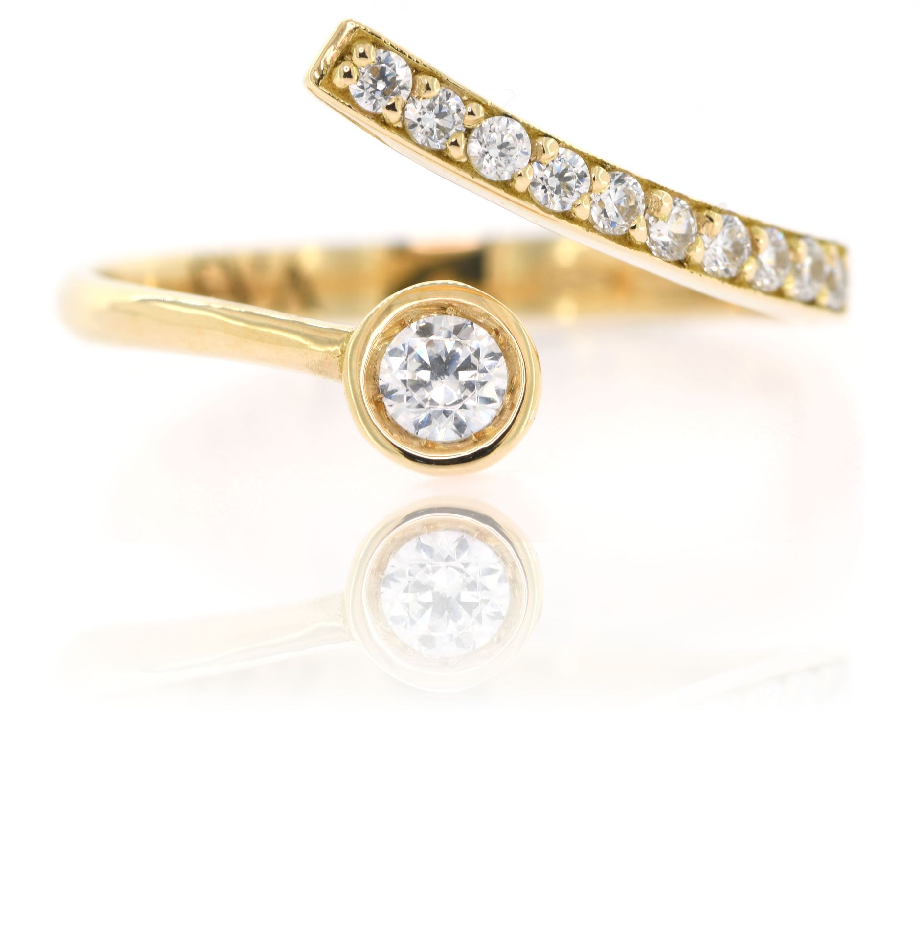 Bague en or jaune massif 18 carats ornée 11 diamants de synthèse ronds brillants&hellip;