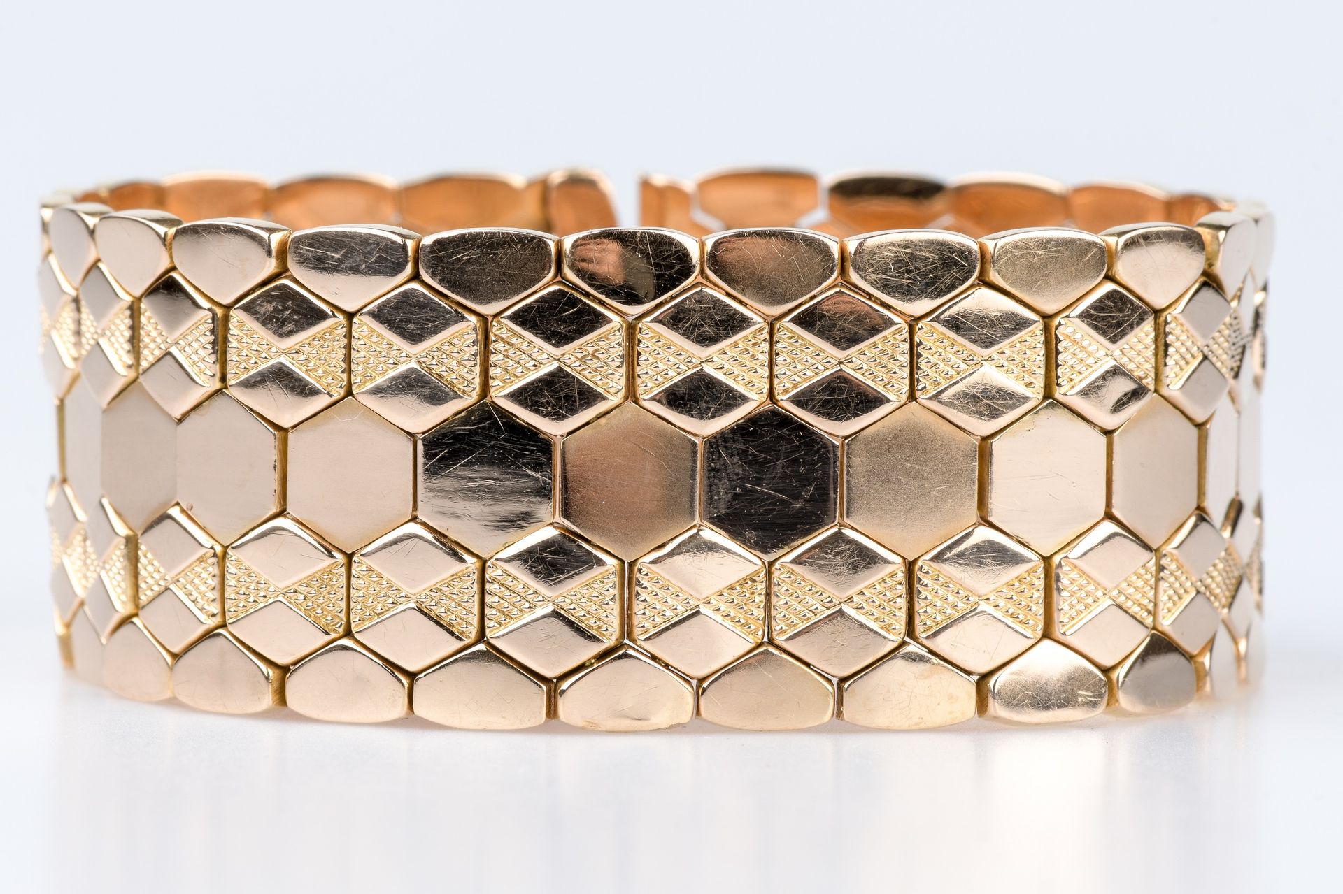 Bracelet manchette alvéoles en or rose 18 carats Honeycomb cuff bracelet in 18K &hellip;