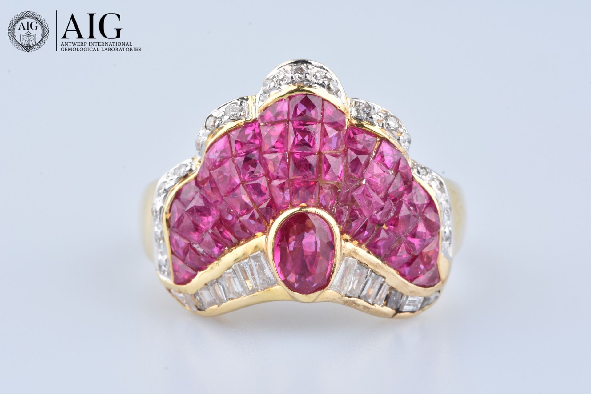 Bague en or jaune, rubis et diamants Ring aus 18 Karat Gelbgold :



1 ovaler Ru&hellip;