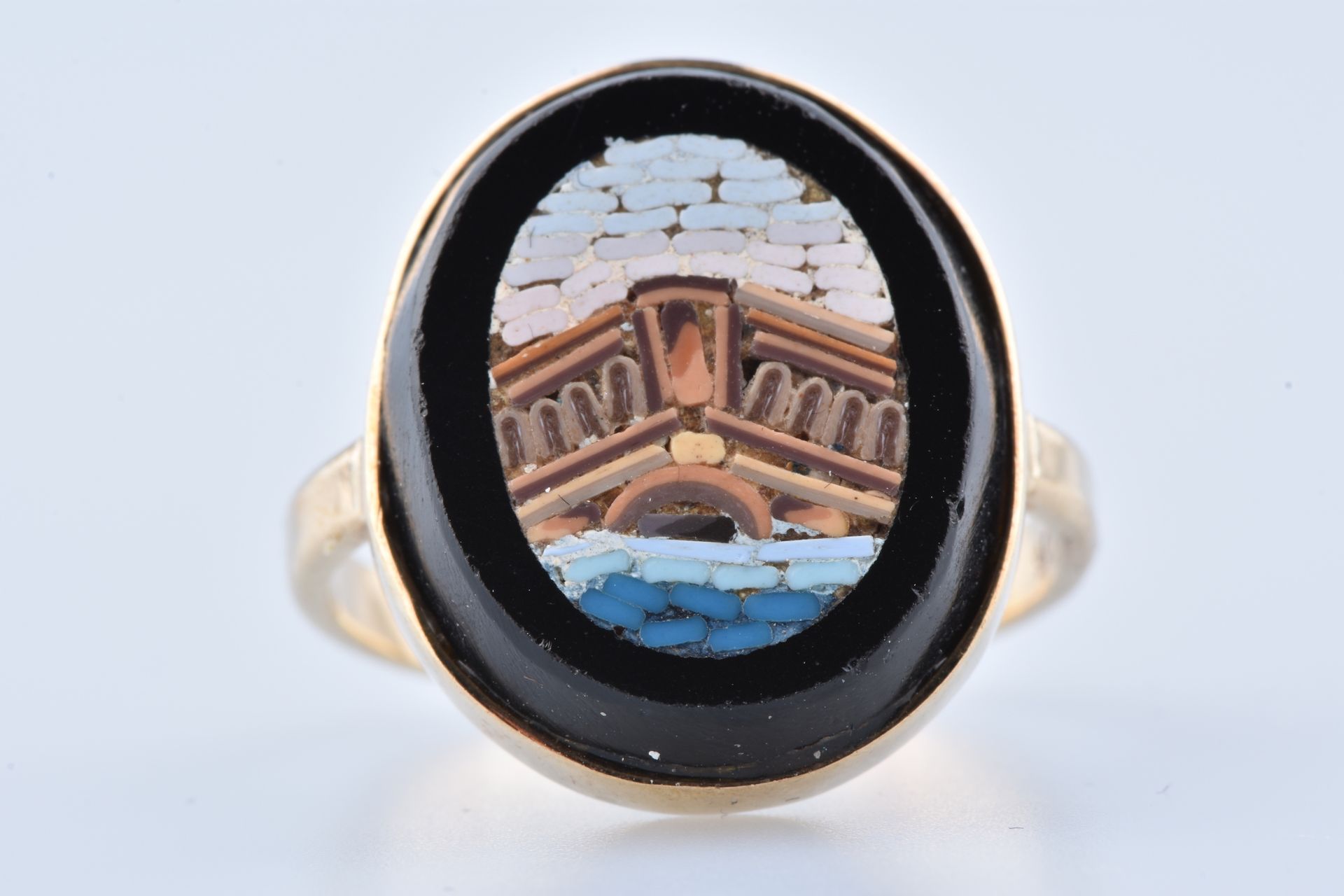 Bague en or jaune 9 carats. Yellow gold ring, enamel and micro mosaics represent&hellip;