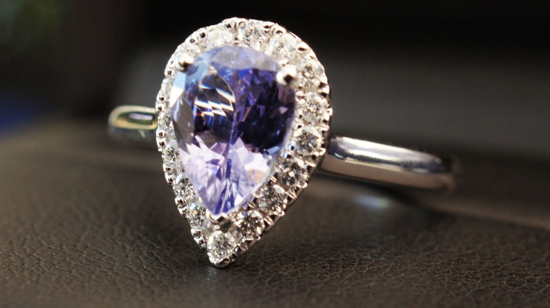 Bague en or blanc diamants et tanzanite Ring in white gold of 18 carats set with&hellip;