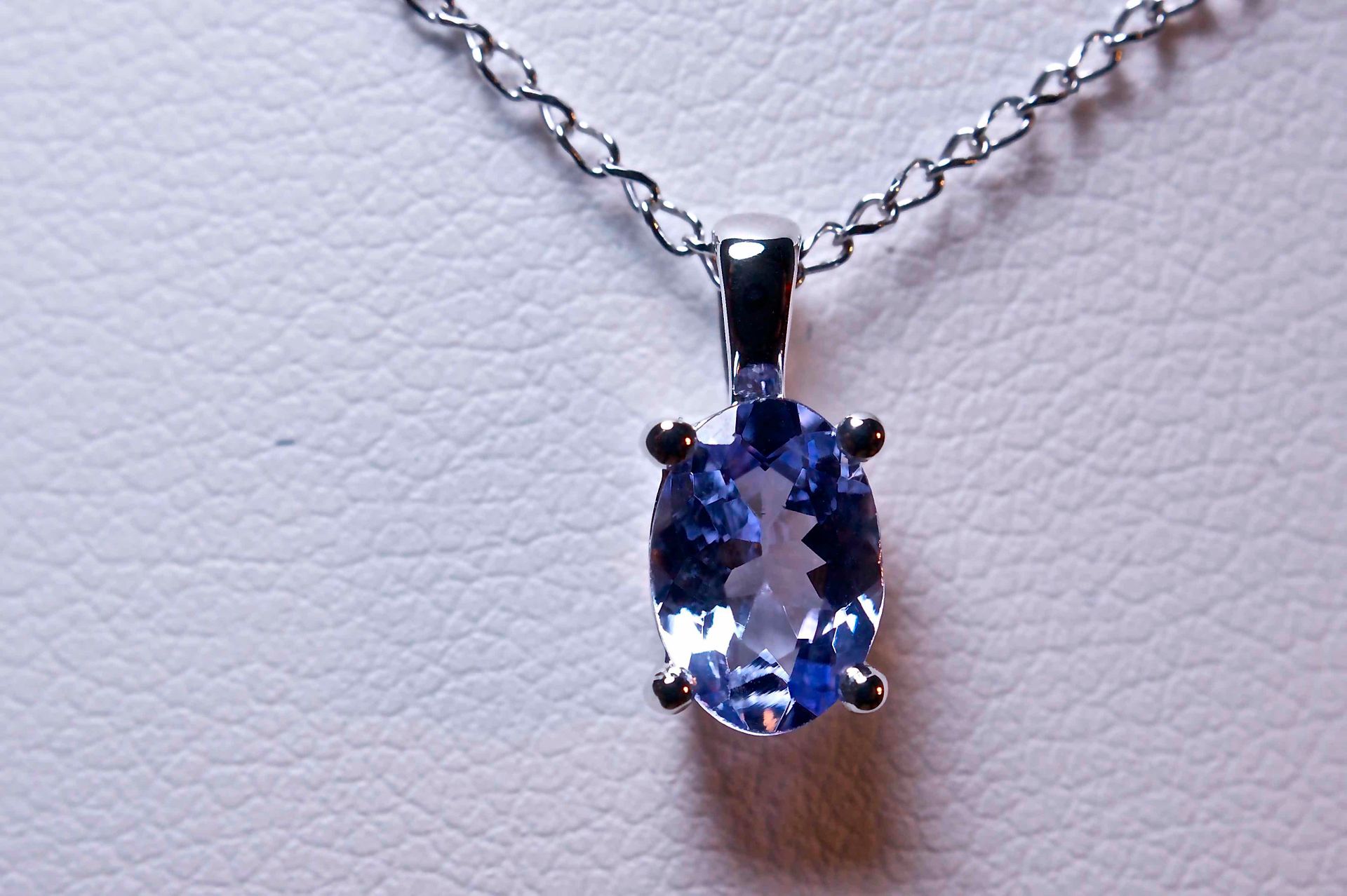 Collier en or blanc 18 carats et pendentif avec Tanzanite ovale de 0,25 carat. 独&hellip;