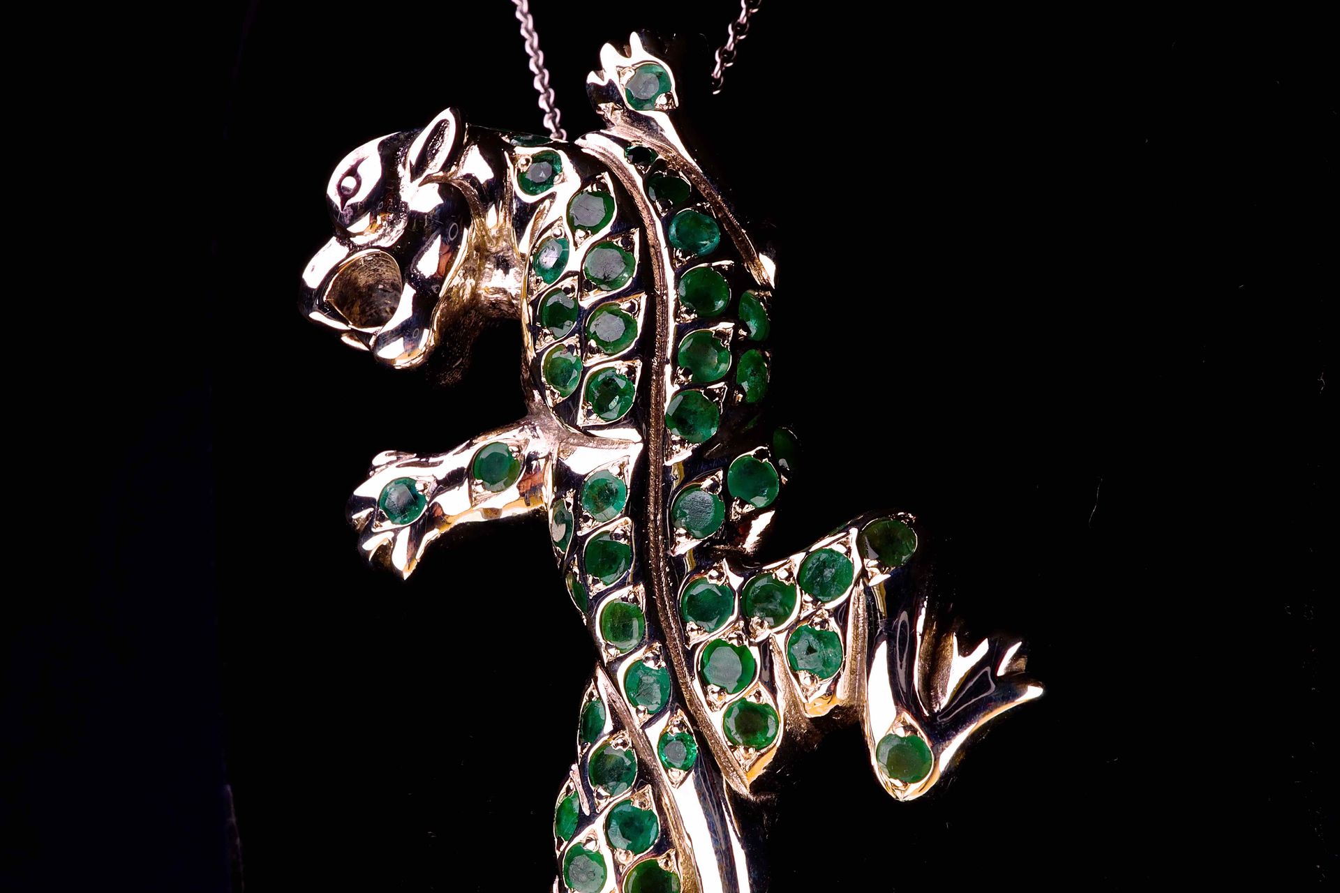 Collier panthère, argent massif et 58 émeraudes 男女通用的项链/吊坠，有53颗天然圆形祖母绿斑点的大豹子，约2.&hellip;