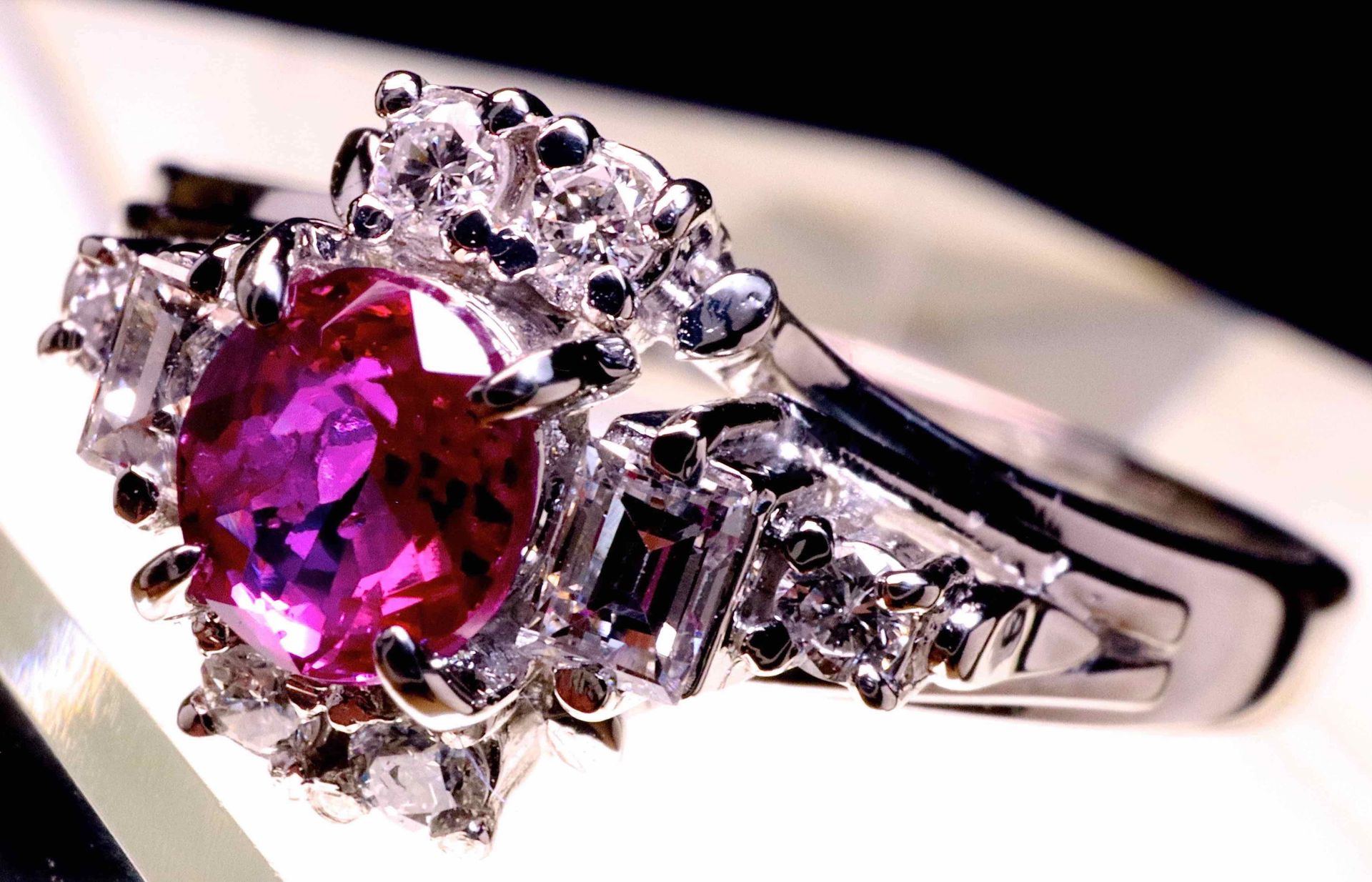 Bague en platine, rubis naturel ovale de 0,30 carat et diamants - certifié 铂金戒指，&hellip;