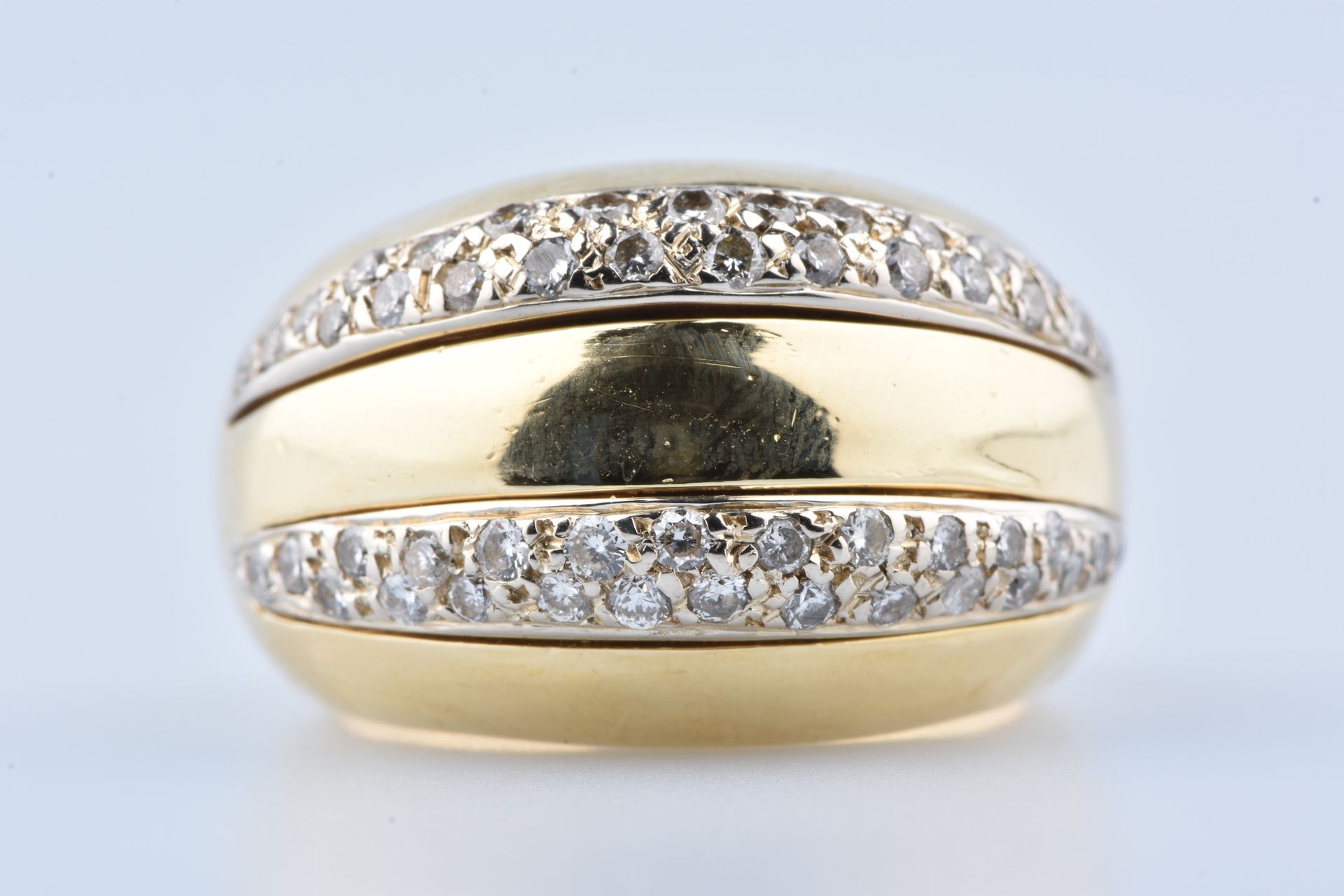 Bague jonc en or jaune 18 carats ornée de 2 lignes de 52 diamants Bangle ring in&hellip;
