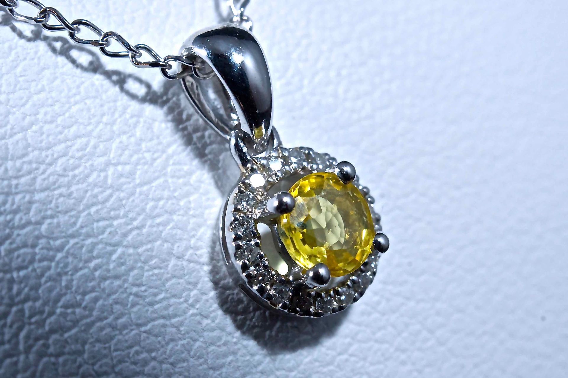 Collier en or blanc rhodié saphir jaune 18K白金项链，镶有一颗0.23克拉的明亮型切割黄色蓝宝石，并镶嵌有总计0.05&hellip;
