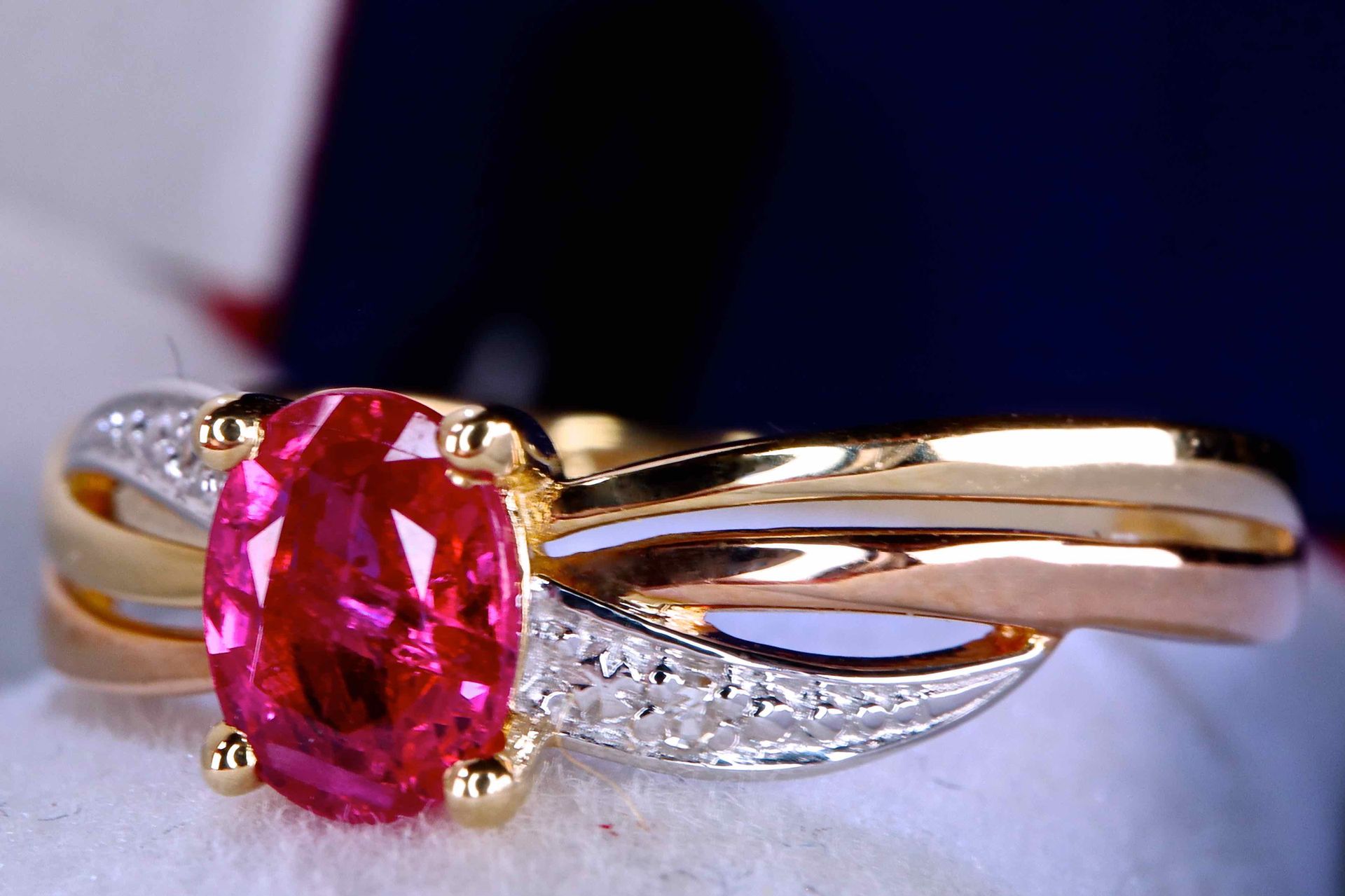 Bague 3 ors 18 kt, rubis ovale transparent 0,46 ct et diamants naturels 18K黄金、粉红&hellip;