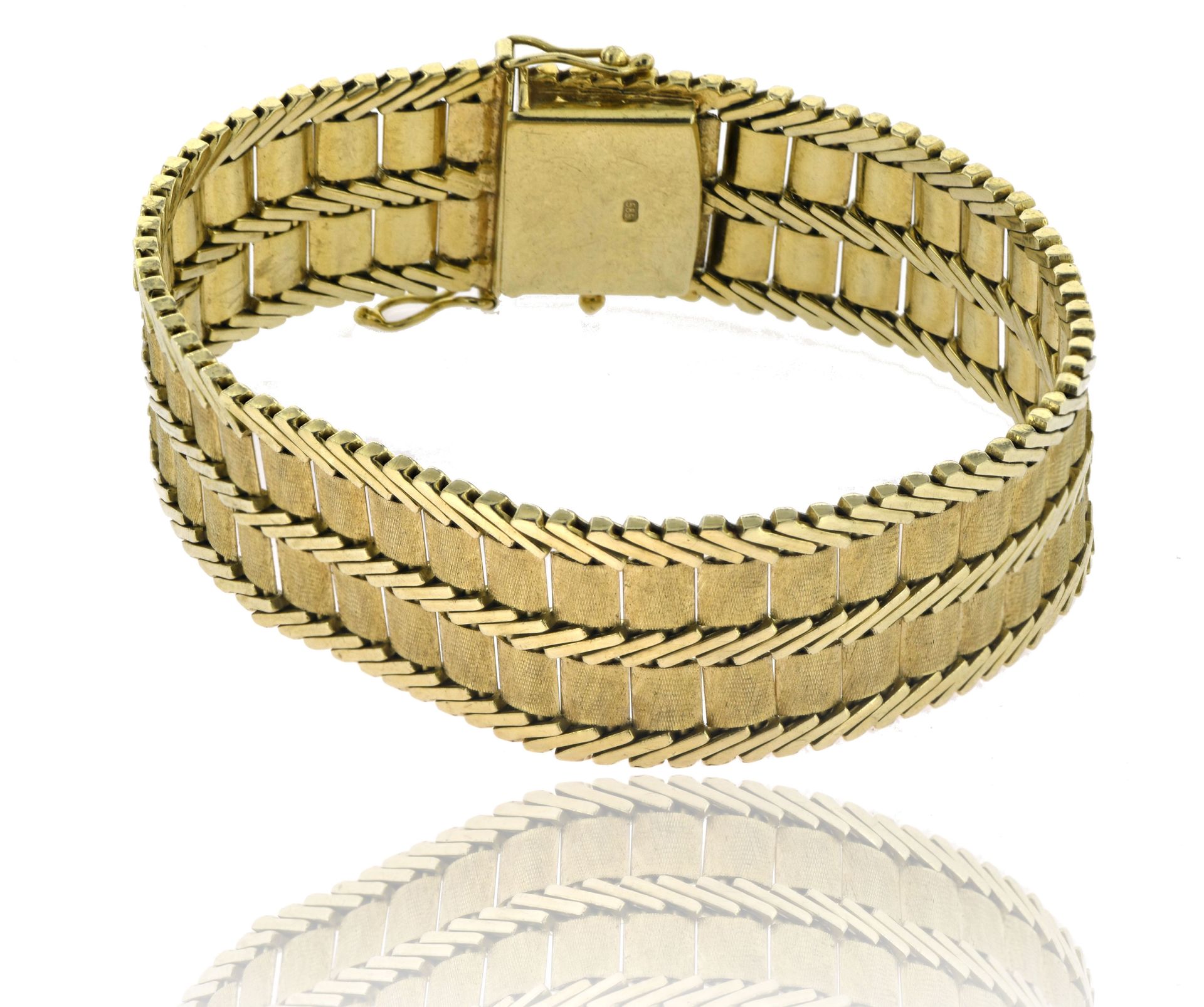 Bracelet large en or jaune 14 carats, femoir cliquet. 14K黄金宽手镯，棘轮扣。



重量：51.30克&hellip;