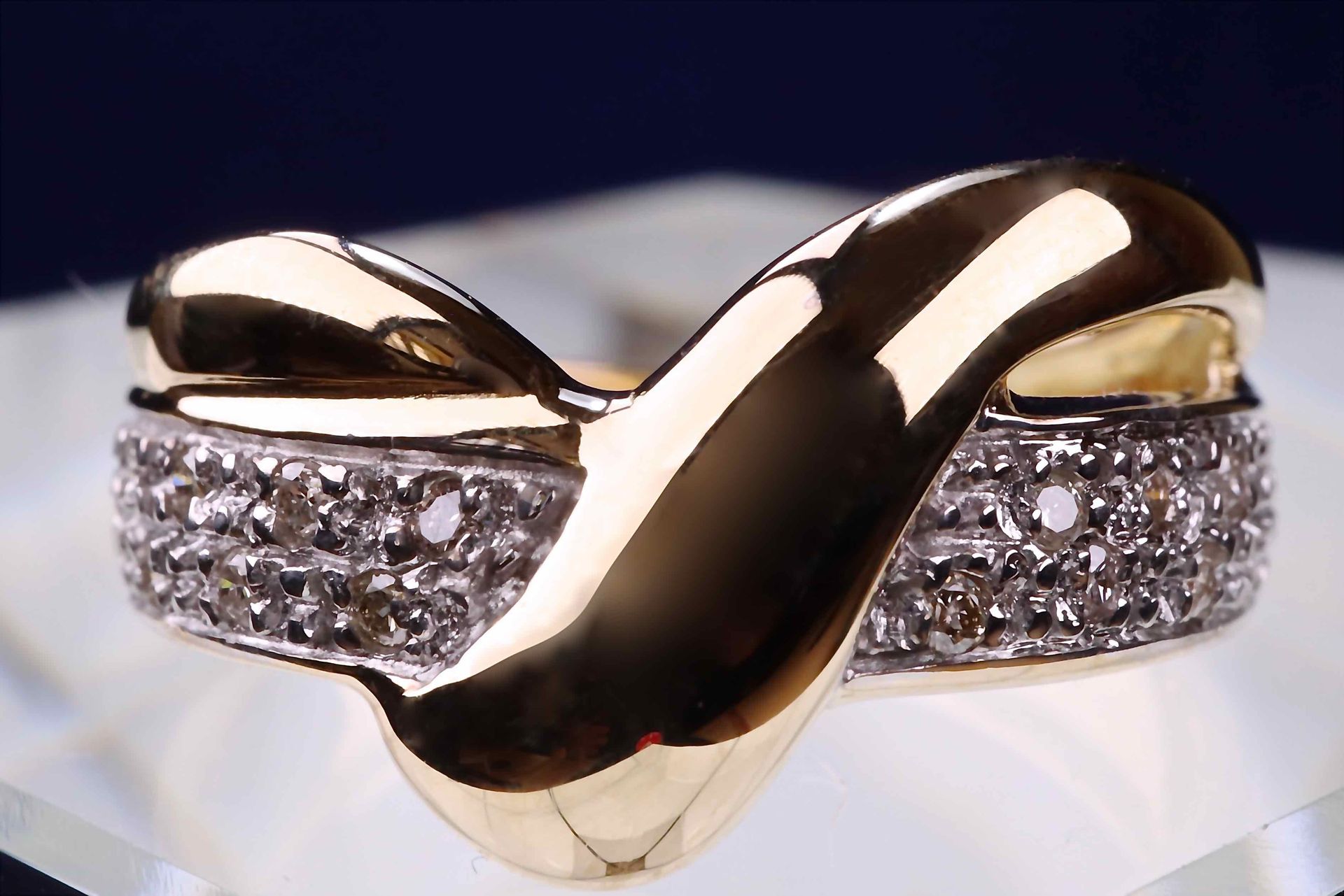 Bague avec motif V en or 18 carats, pièce unique et pavage de diamants pour 0,18&hellip;