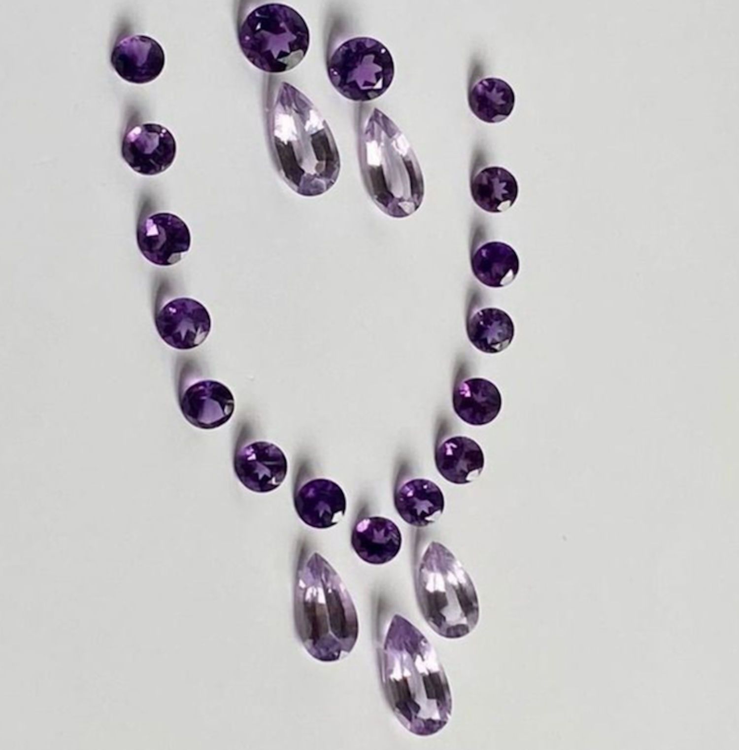 Suite de 22 Améthystes naturelles 17.93 carats 22颗天然紫水晶组成的套房



 未设置，未安装







&hellip;