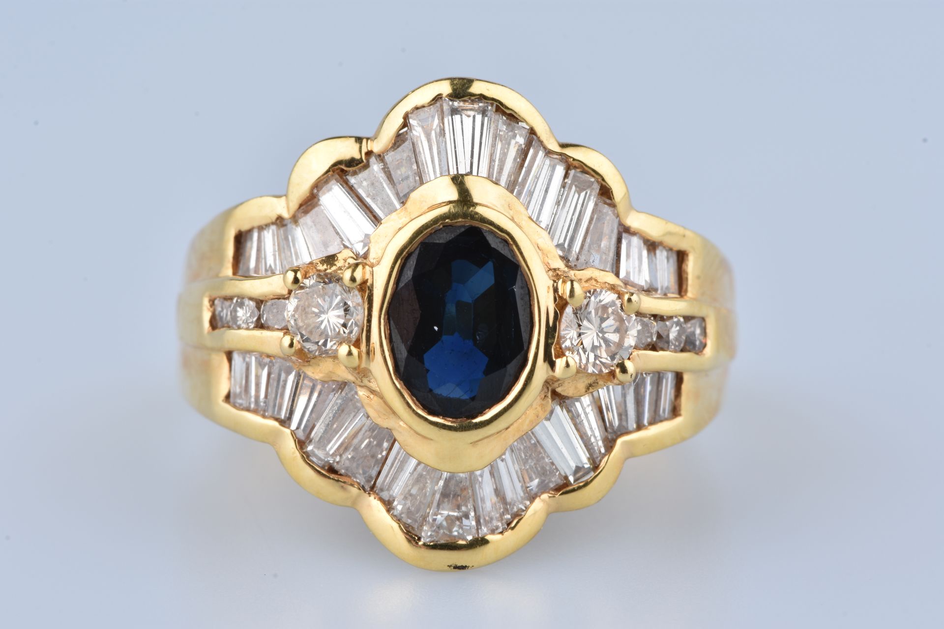 Bague en or jaune ornée d’un saphir ovale central et de diamants 18K黄金戒指，中央镶嵌着一颗&hellip;