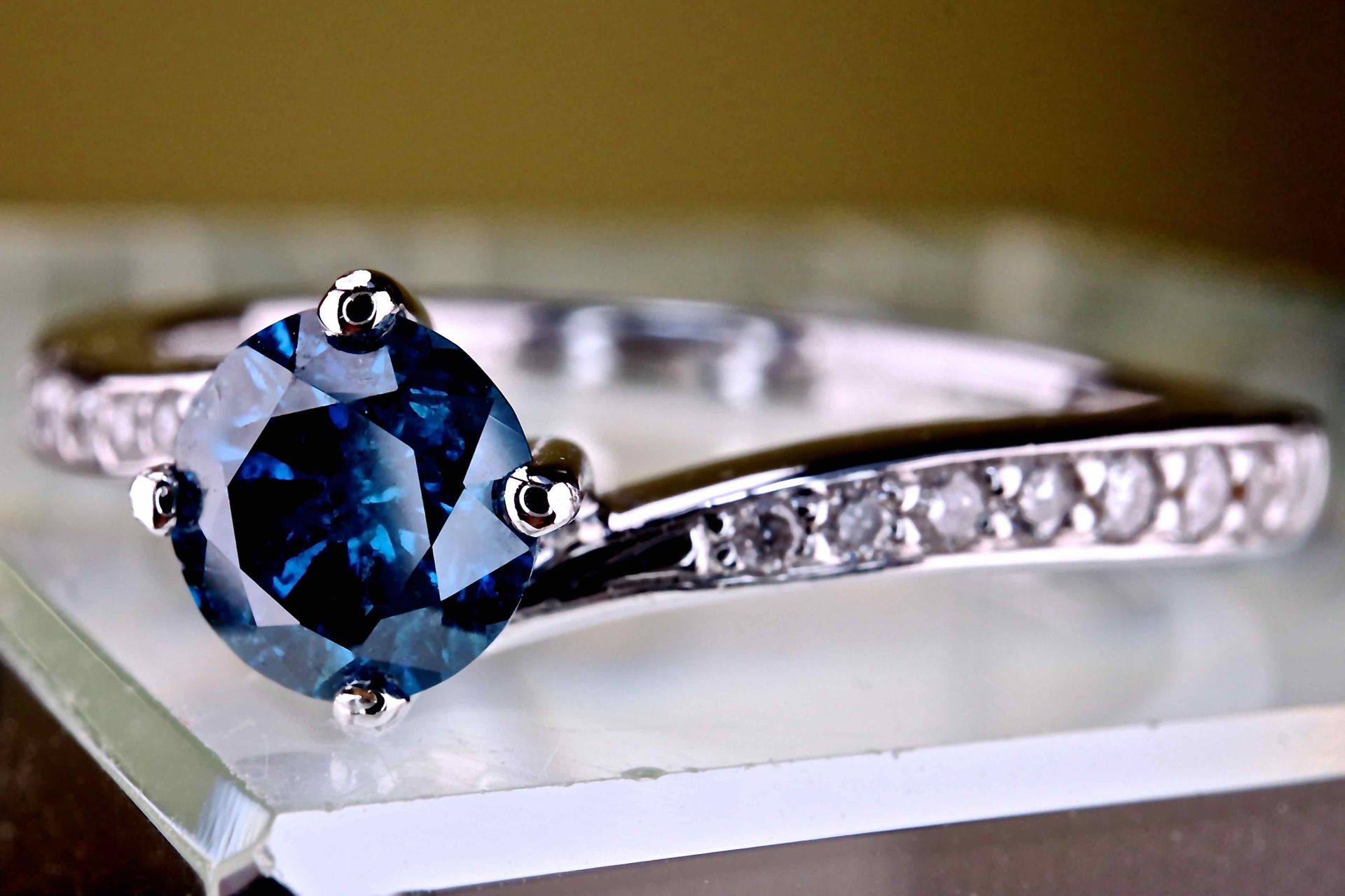 Bague en or blanc, diamants central "Fancy Deep Blue" et diamants Ring aus 18 Ka&hellip;