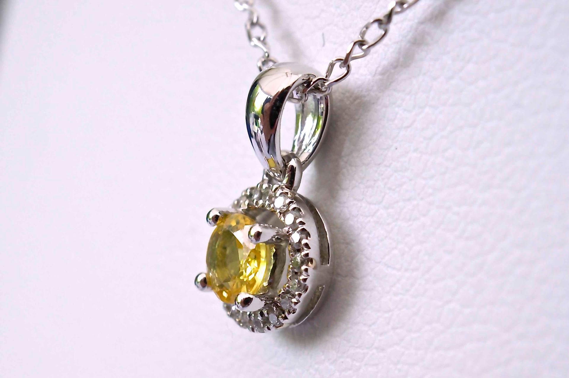 Collier or blanc 18kt avec saphir naturel jaune 0,23 ct et diamants naturels pou&hellip;