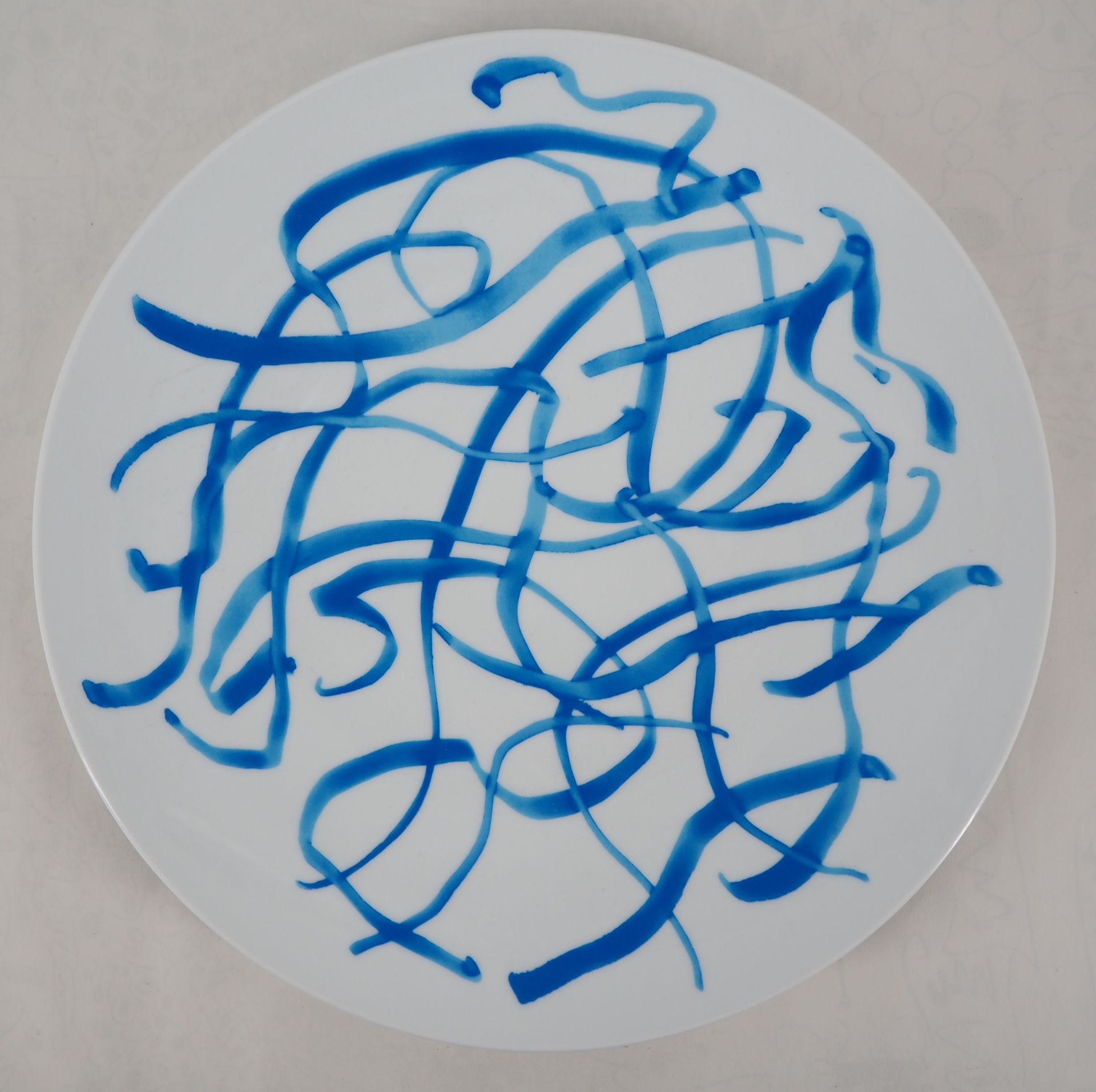 ZAO WOU-KI 赵无极

蓝线

利摩日瓷器上的丝网印刷(Bernardaud)

背面有签名

直径32厘米

小版本，为巴黎市立现代艺术博物馆之友而作&hellip;