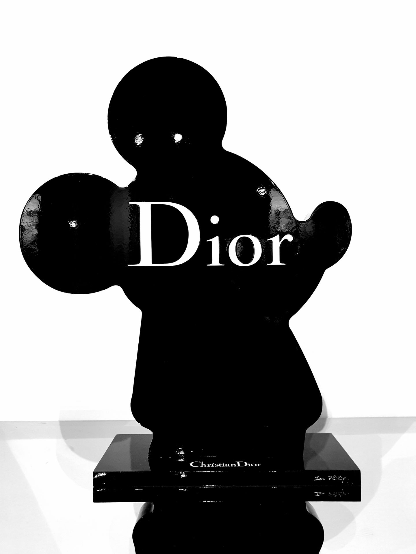 Ian Philip Ian Philip - MKB Black Dior

Sculpture en résine signée à la main

Pi&hellip;
