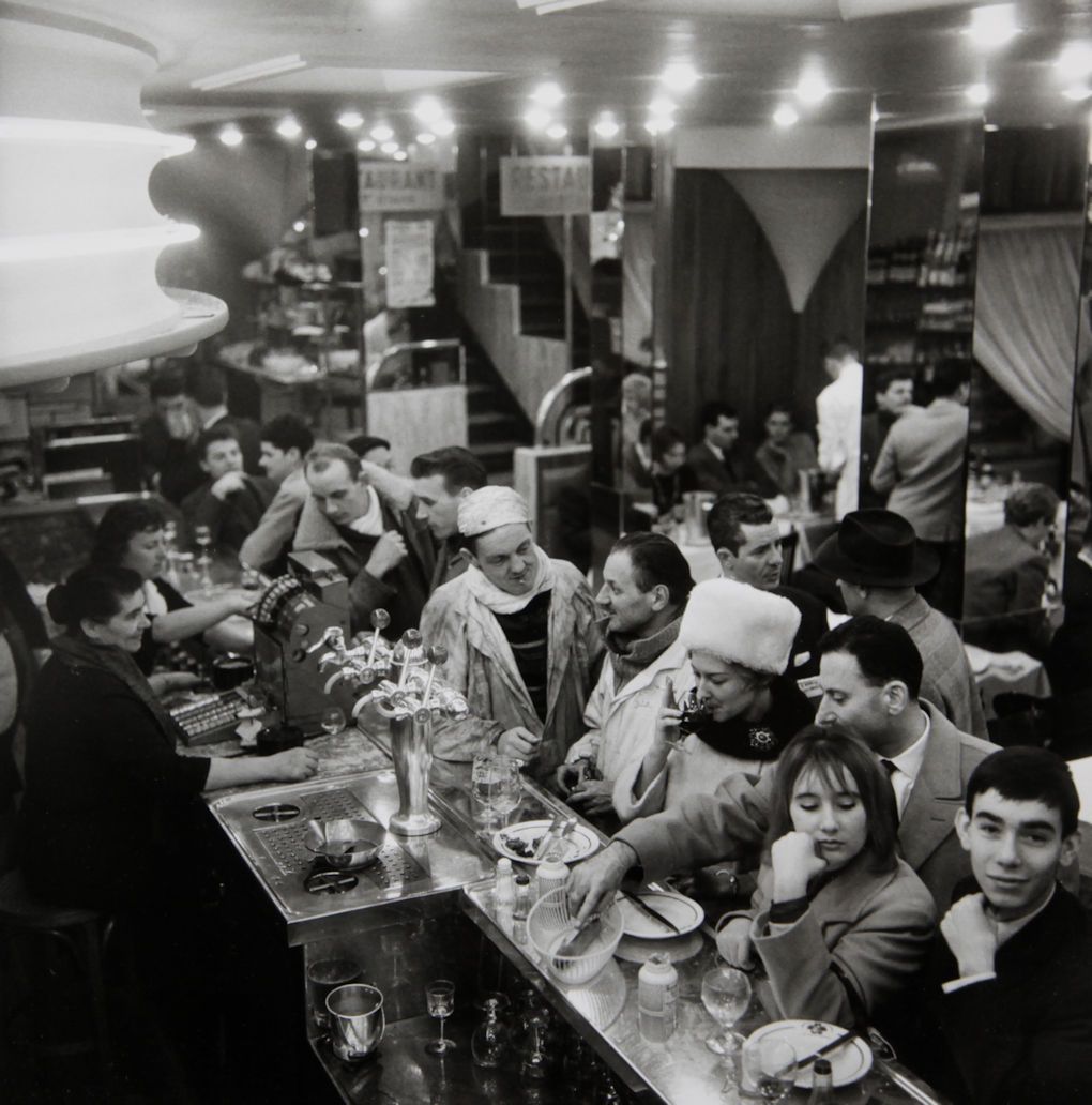 Paul ALMASY 保罗-阿尔马塞(1906-2003)

在巴黎Les Halles的一家咖啡馆的柜台前/照片，约1960年。

银色印刷品

摄影师的印&hellip;