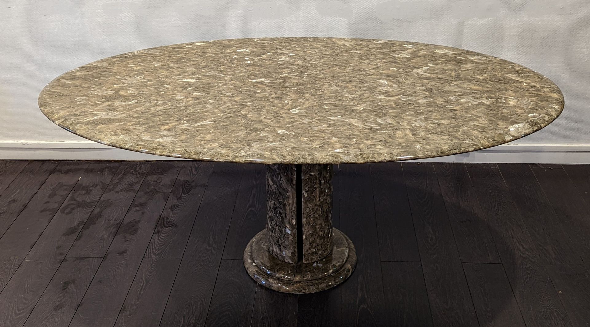 Null Jean CHARLES for Maison CHARLES.大桌子，椭圆形桌面，中央阶梯状底座，分形树脂，中央腿。74 x 180 x 110厘米&hellip;