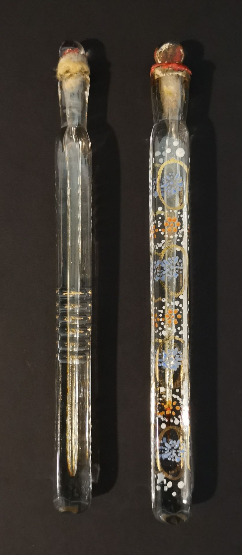 Null 两个香水瓶，一个是鎏金切割玻璃，另一个是多色珐琅玻璃，18世纪末。长：19.5厘米。