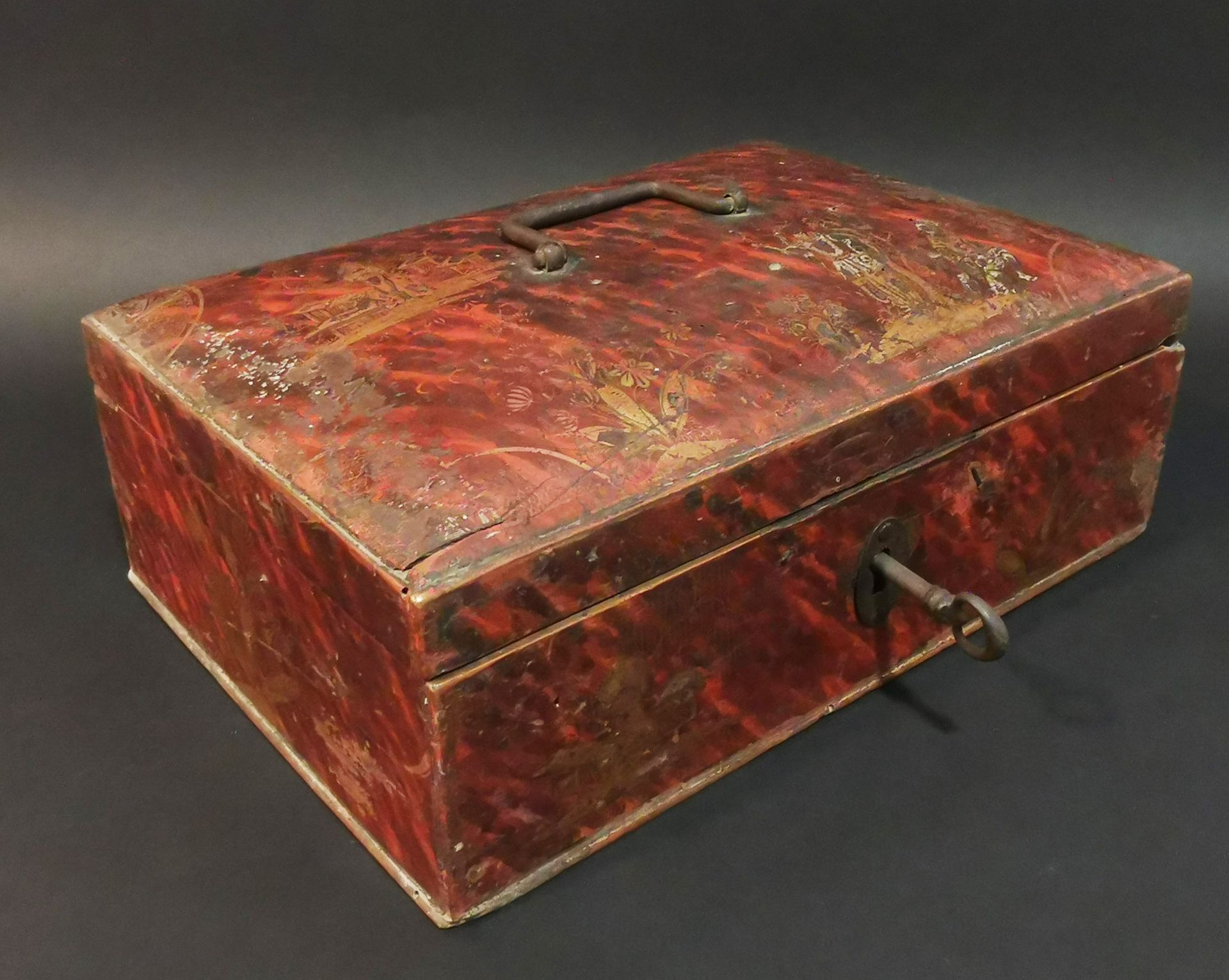 Null 一个模仿中国漆器的马天尼清漆的弧形盒子，红底模仿玳瑁的塔和字，底部收到一个相同的花束装饰。18 x 9,5 x 19厘米。遗漏和磨损。出处：多芬内的城&hellip;