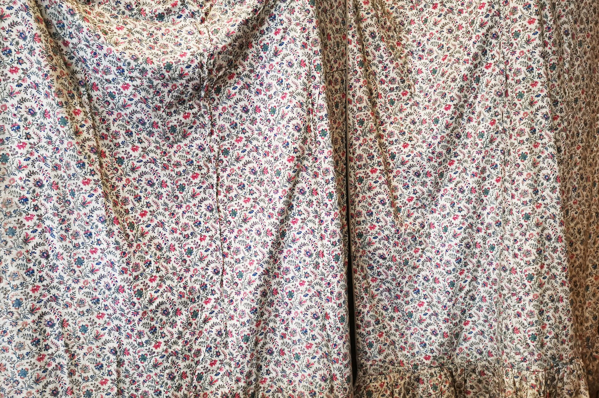Null 一对印度窗帘，由几条印有花枝的棉布条制成。19世纪。每个帘子230 x 150厘米。除尘。出处：多芬堡（Chateau en Dauphiné）。