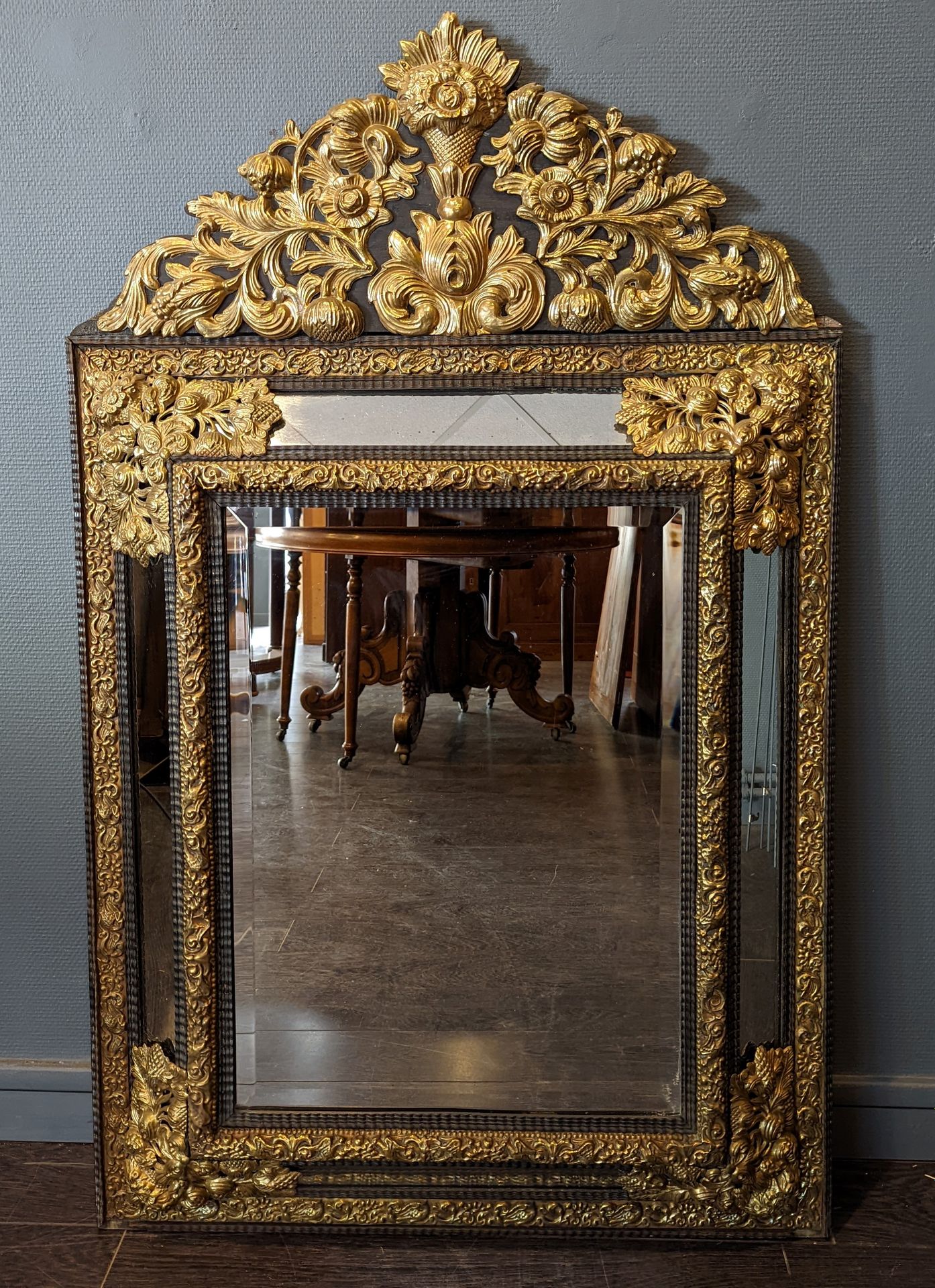 Null Grand miroir à pareclose, fronton à décor de fleurs épanouies et feuillages&hellip;