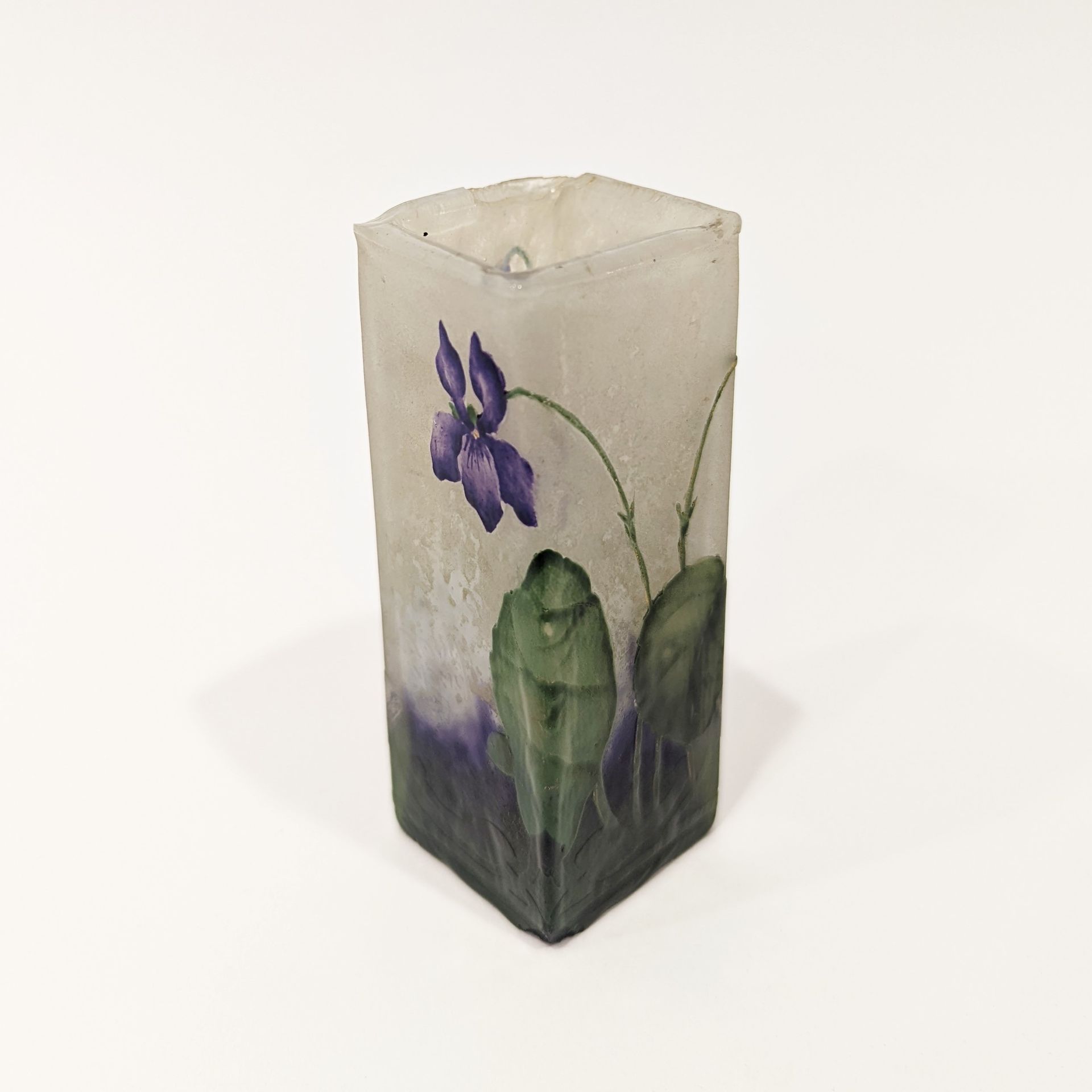 Null DAUM NANCY " Violettes " 四角形花瓶。多层玻璃证明，酸蚀装饰和多色珐琅，灰白色背景上有绿色和紫色的阴影。颈部和底座有损坏和丢失&hellip;
