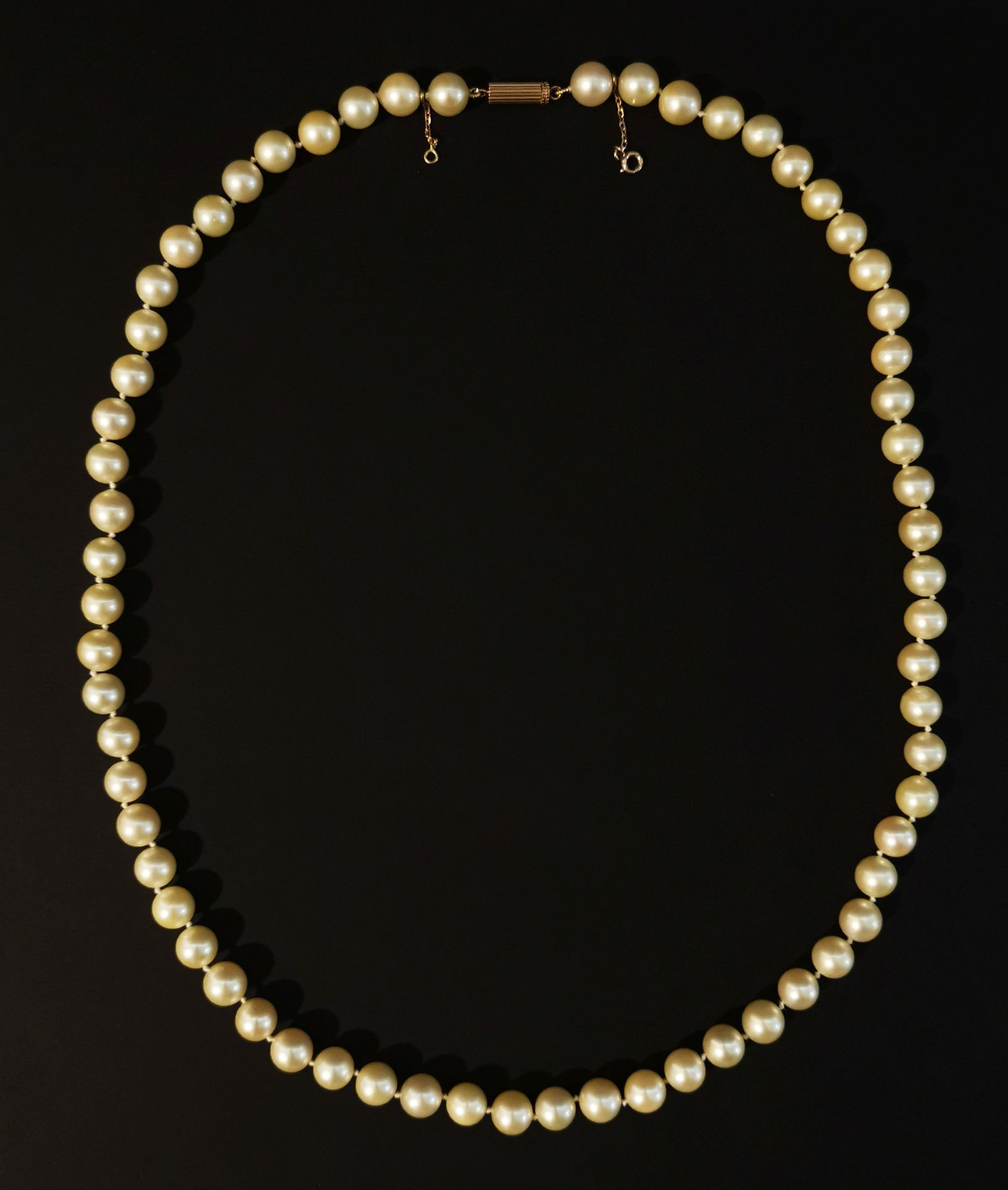 Null Perlenkette, geriffelter Verschluss aus Gold. Bruttogewicht: 55,2 g.