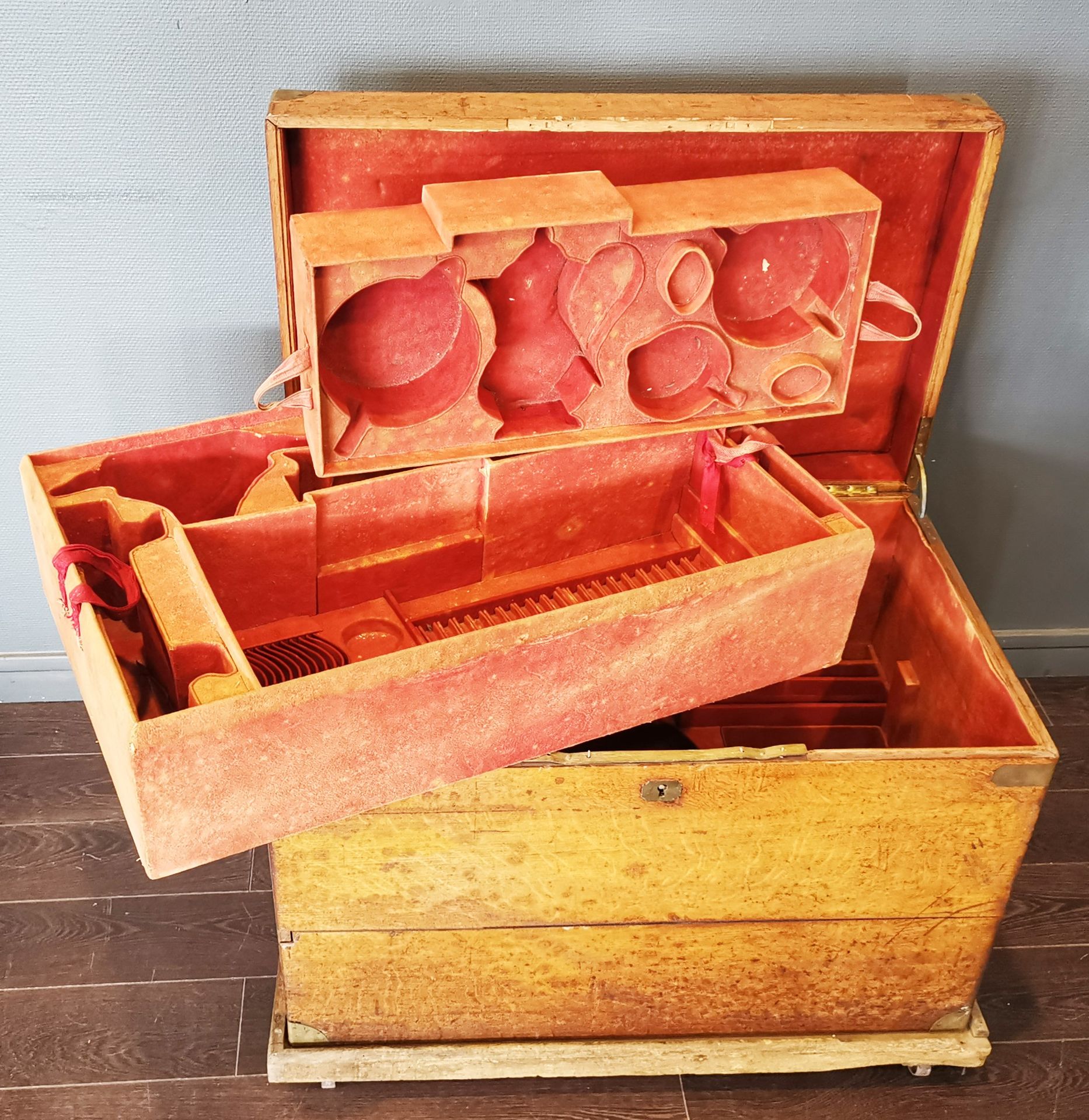 Null 
Important transport trunk for silverware in oak. The interior is lined and&hellip;