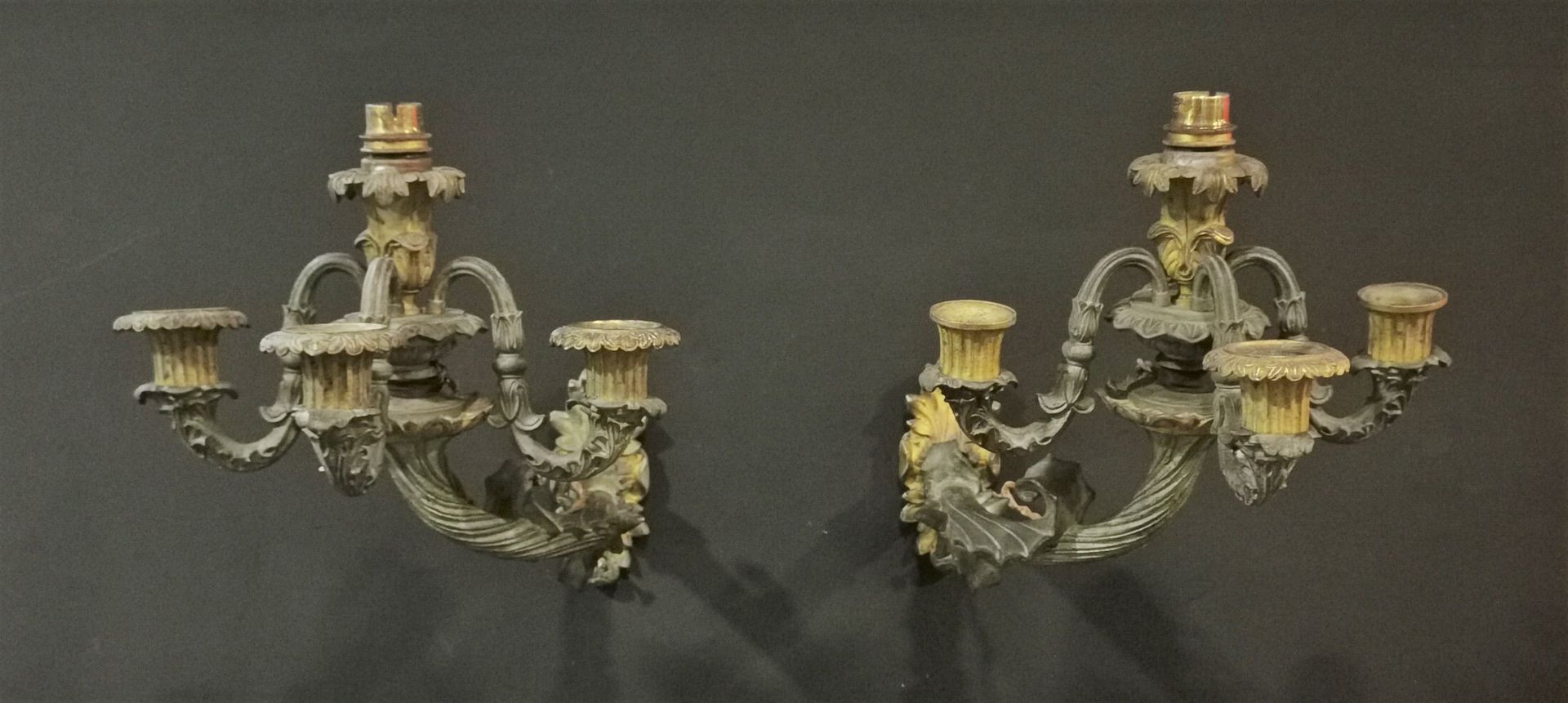 Null Pareja de apliques de bronce de cuatro luces con decoración de hojas de aca&hellip;