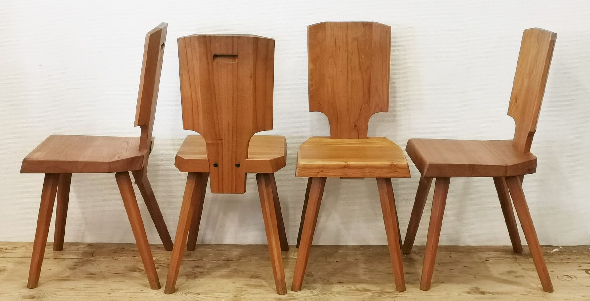 Null PIERRE CHAPO (1927-1987) "S28" 4把榆木椅子组合。座椅的边缘有倒角，角落在后面被截断。椅背在底部凹陷，以便与座椅相吻合。&hellip;
