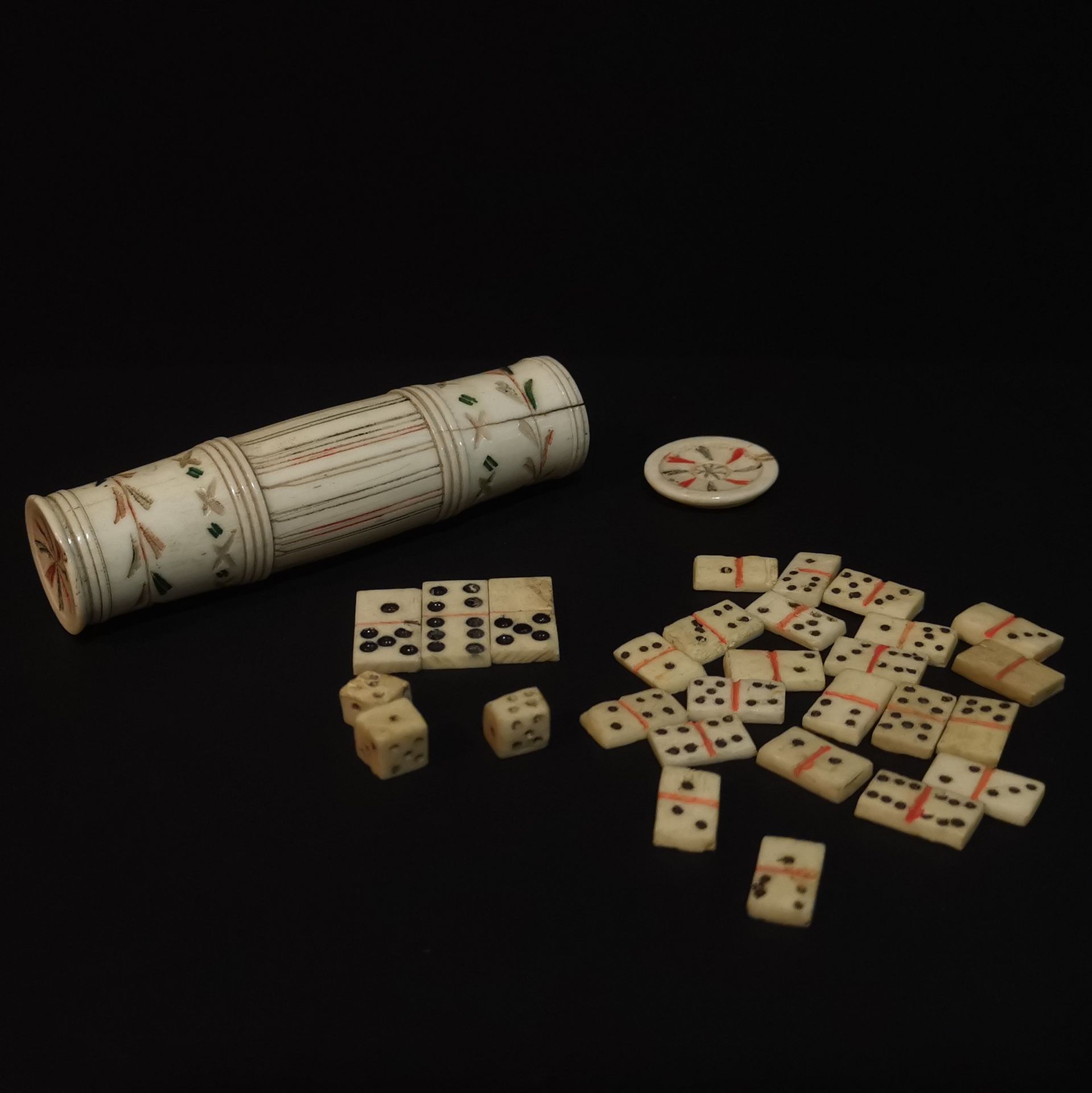 Null 装有多米诺骨牌和骰子游戏的箱子，桶形的箱子上有多色雕刻的装饰。19世纪初。高度：9.2厘米。裂缝，缺失的部分。