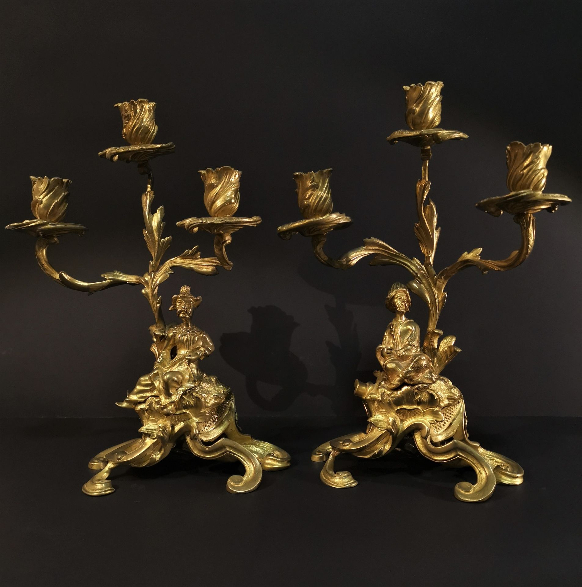 Null 一对中国的烛台，有两个灯，在罗盖尔底座上。鎏金青铜。高：32.5厘米。