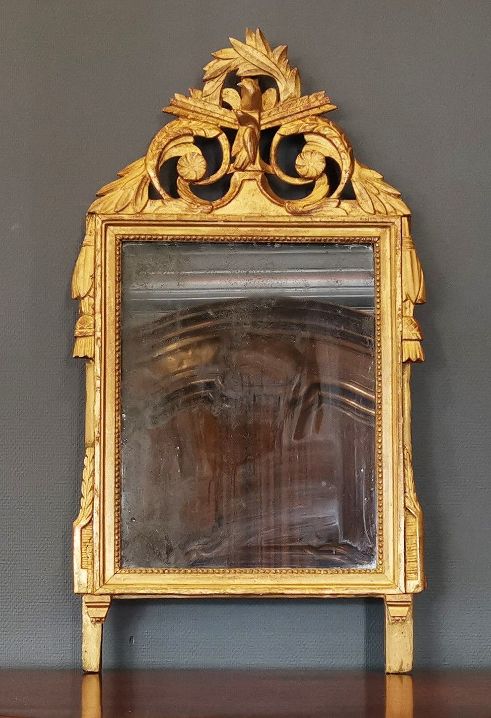 Null Miroir Louis XVI à fronton ajouré décoré d'enroulements, couronnes et feuil&hellip;