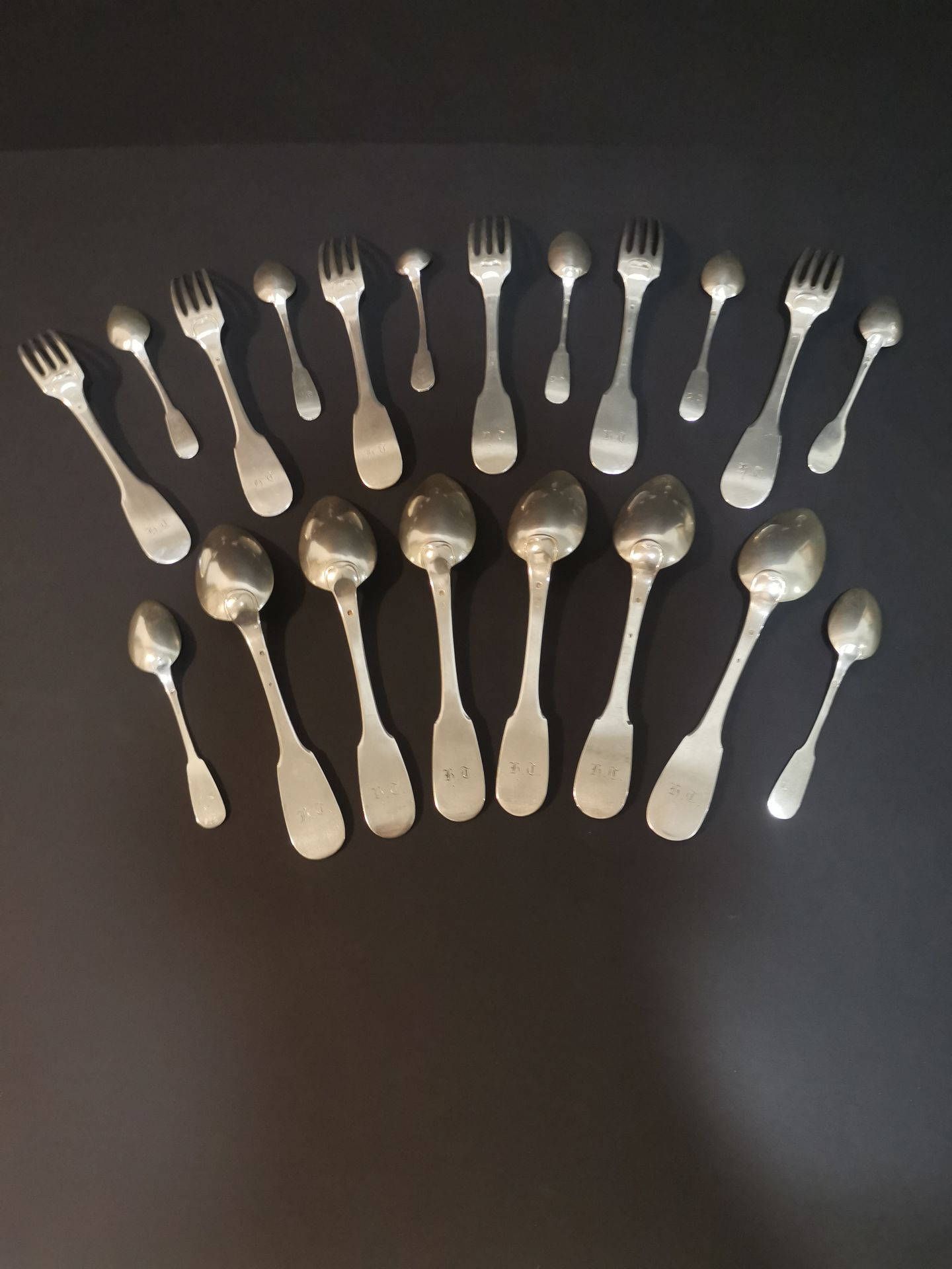 Partie de ménagère modèle uniplat, monogrammé, comprenant 6 fourchettes, 6 cuill&hellip;
