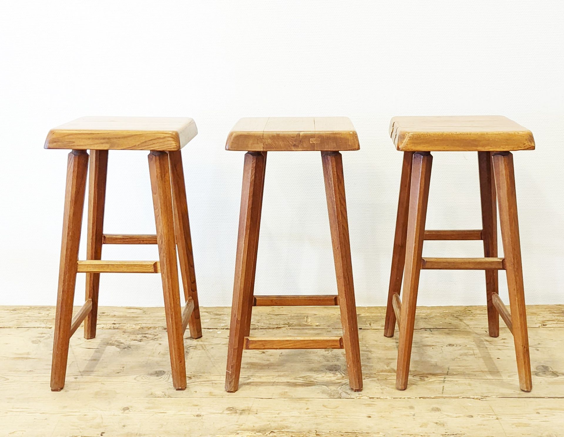 Null PIERRE CHAPO (1927-1987) " S01C " 3张凳子组成的套房，被称为绘画凳，榆木的四角形。方形座椅是通过互锁（舌式）组装的；&hellip;