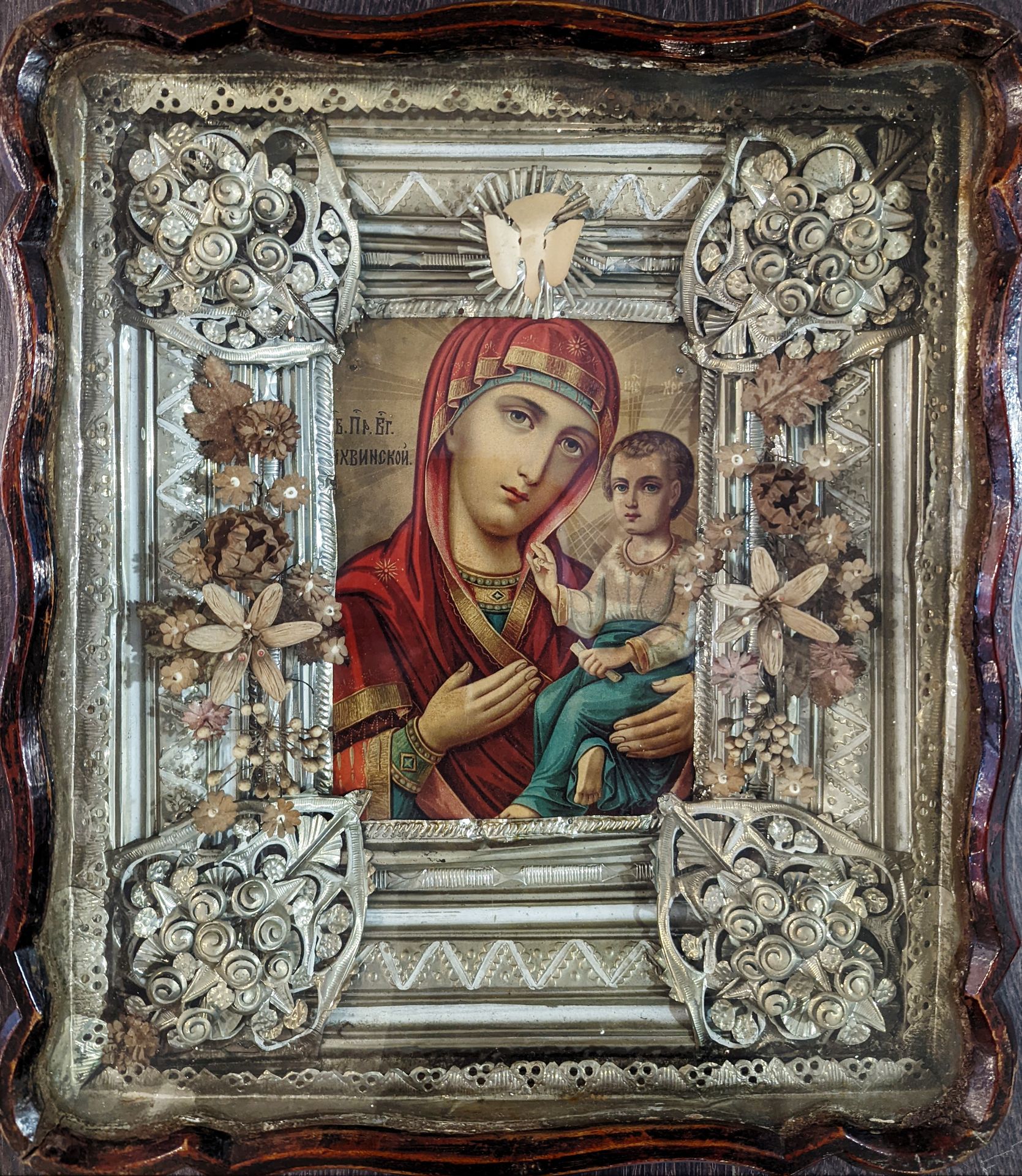 Null 俄罗斯。代表喀山圣母的圣像，铬版印刷，框内有丰富的银色金属作品，在边框上装饰有花的构图，上部是圣灵鸽，两侧是织物花束，整体装在一个木盒里。 42 x &hellip;