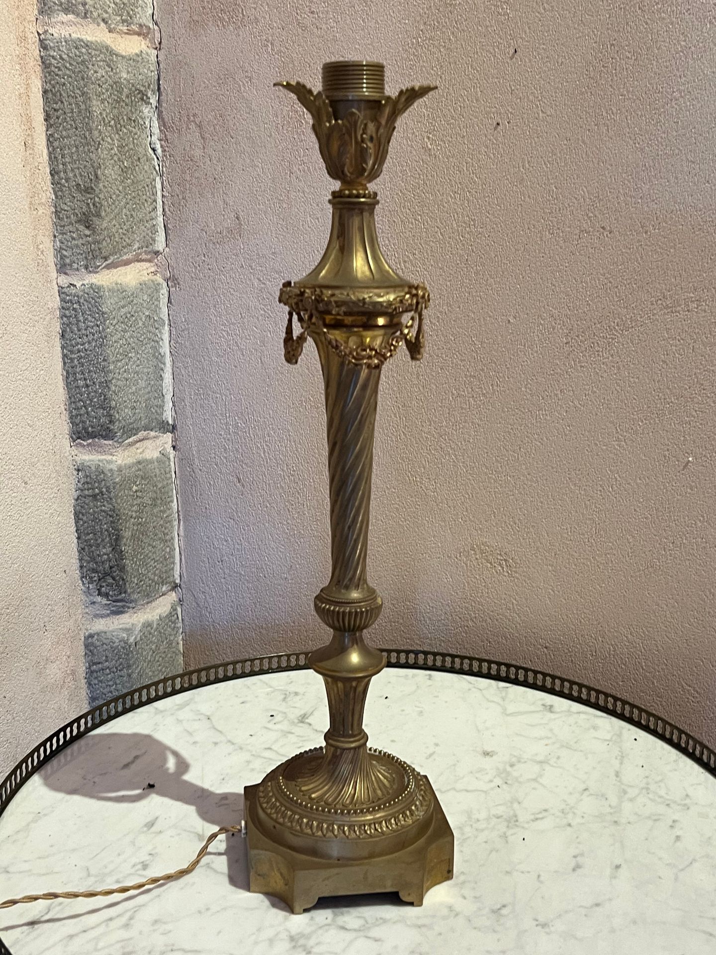Null IMPORTANT PIED DE LAMPE en bronze ciselé et doré à décor de guirlandes tomb&hellip;
