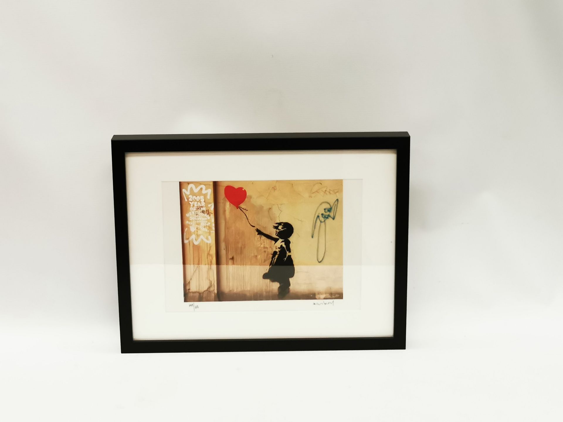 Null BANKSY (born 1974), after. Nina con globo. Color print on paper. Signed (in&hellip;