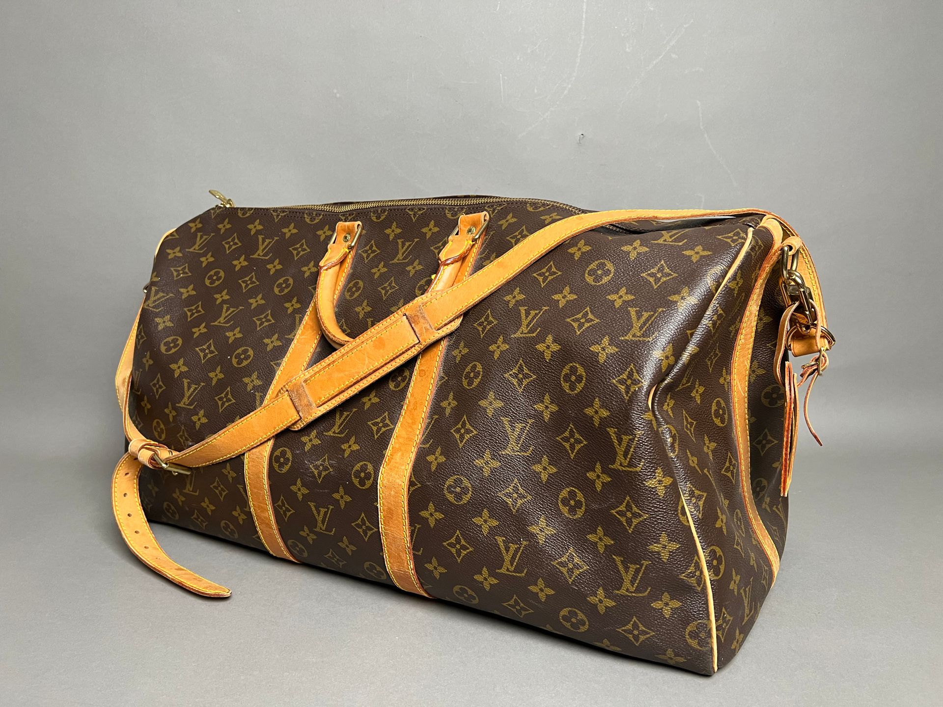 Null LOUIS VUITTON. Sac de voyage en toile enduite monogramme et cuir, modèle "K&hellip;