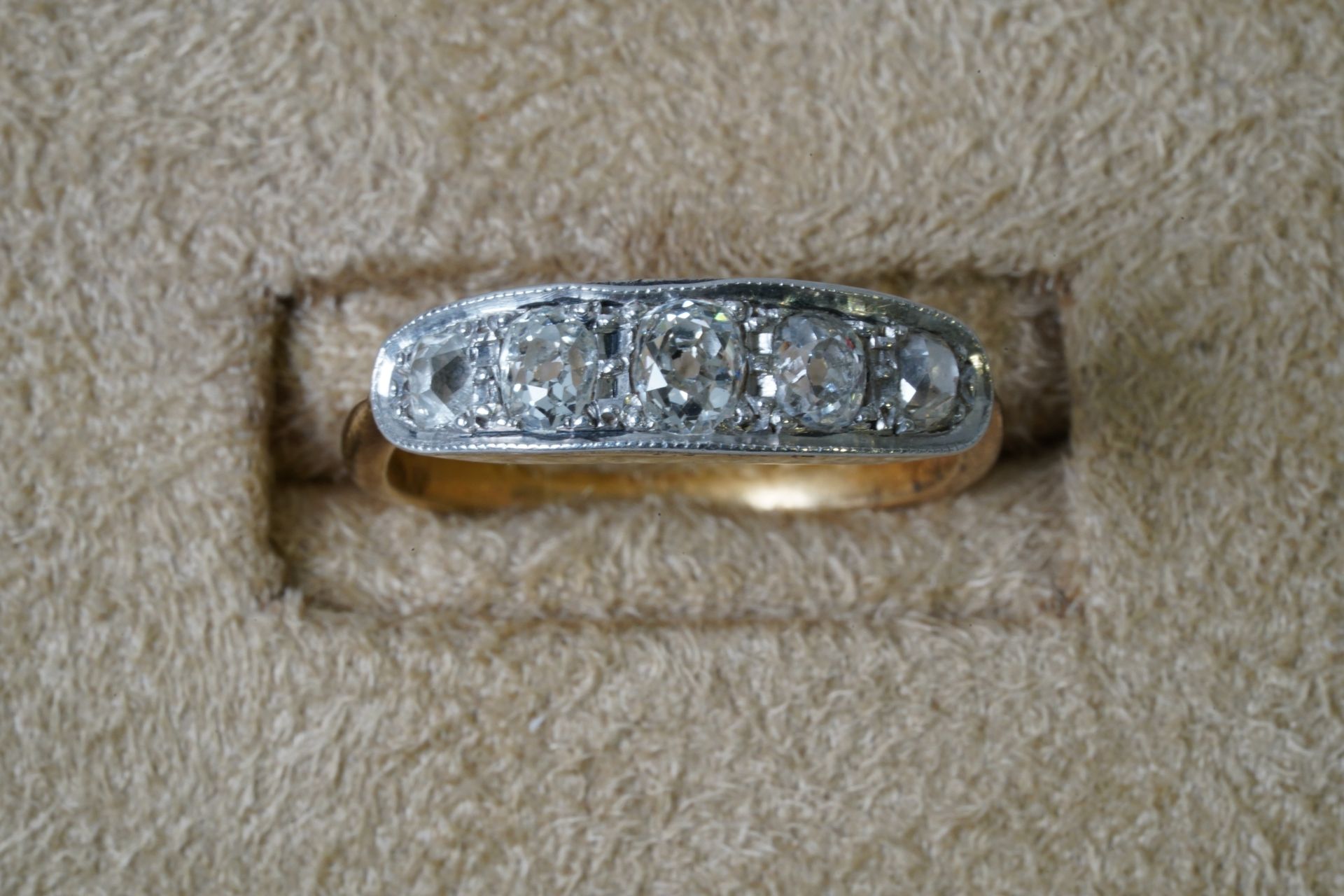 Null 一枚镶有一排老式切割钻石的黄金和白金JARRETIERE戒指，最大的钻石约0.20克拉，另外两枚约0.15克拉。TD 53.D. 3.5克。