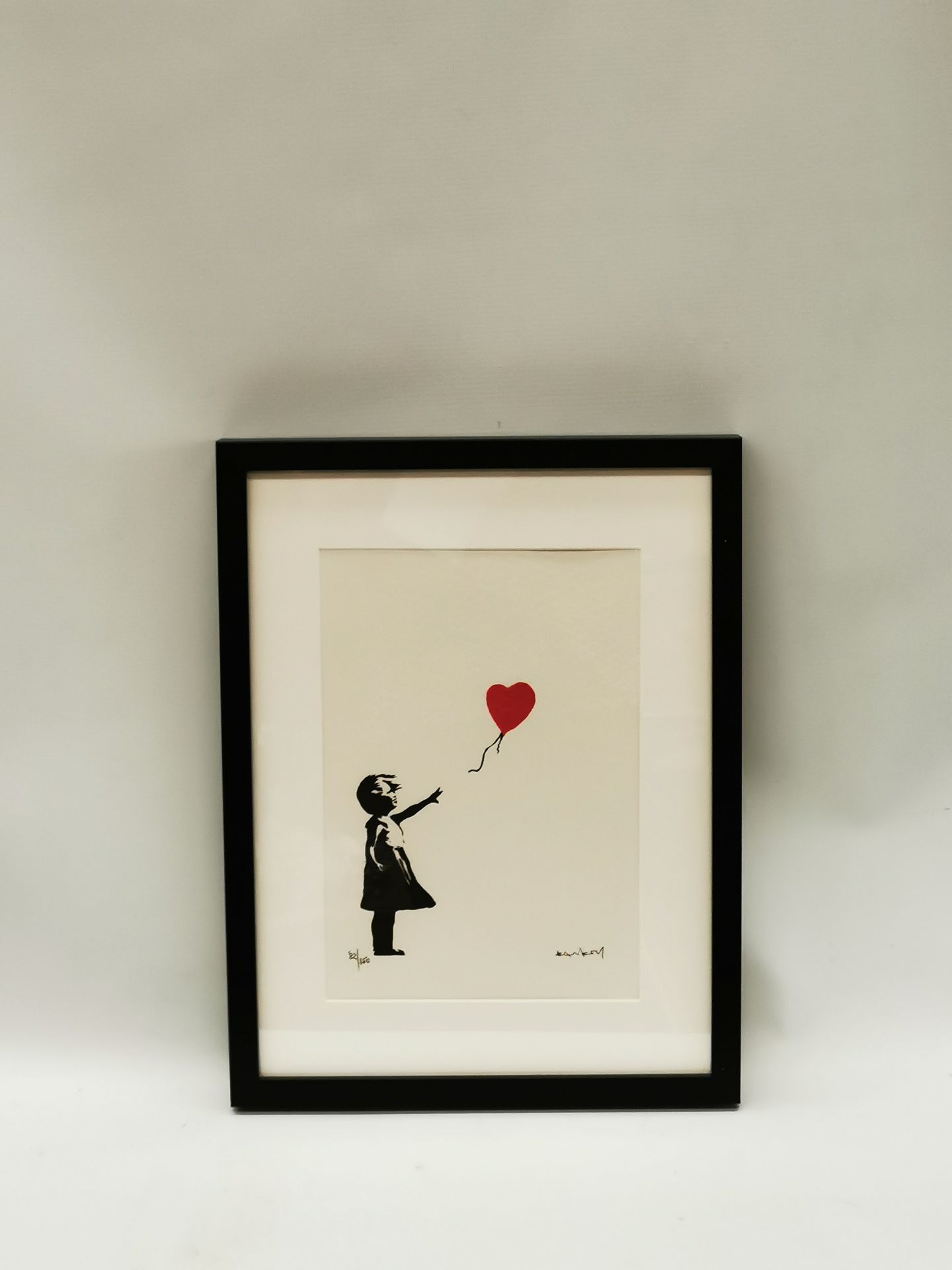 Null BANKSY (né en 1974), d'après. Girl with Balloon Red (vertical edition). Epr&hellip;