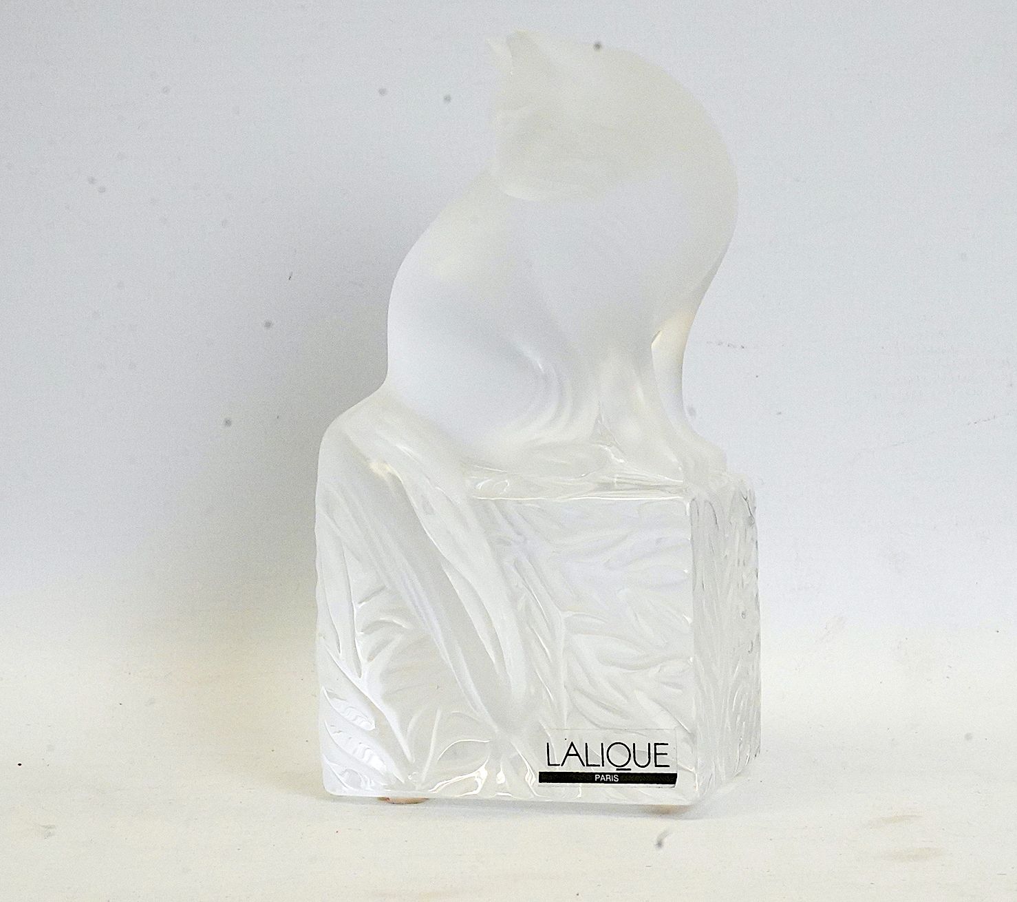 Null LALIQUE France. Cat looking back. Frosted crystal subject on base, with lab&hellip;