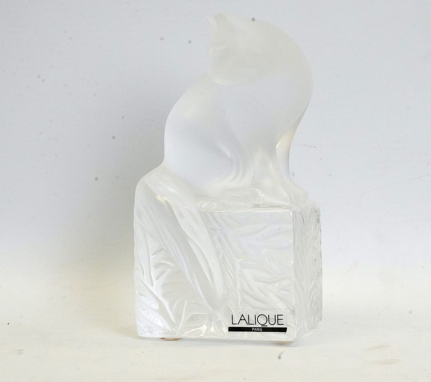 Null LALIQUE 法国。猫回头看。底座上的磨砂水晶主题，有标签。签名。高13,5厘米。