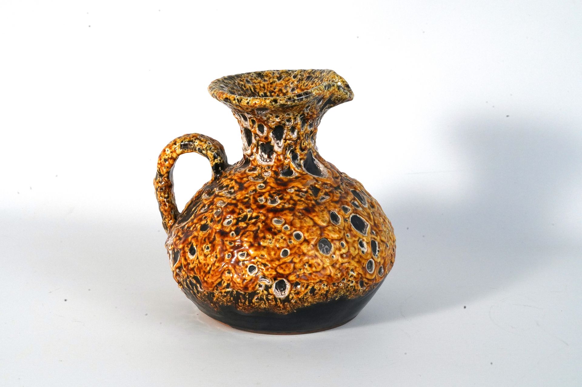Null Attribué à VALLAURIS. Vase en céramique à une anse. H. 18 cm.