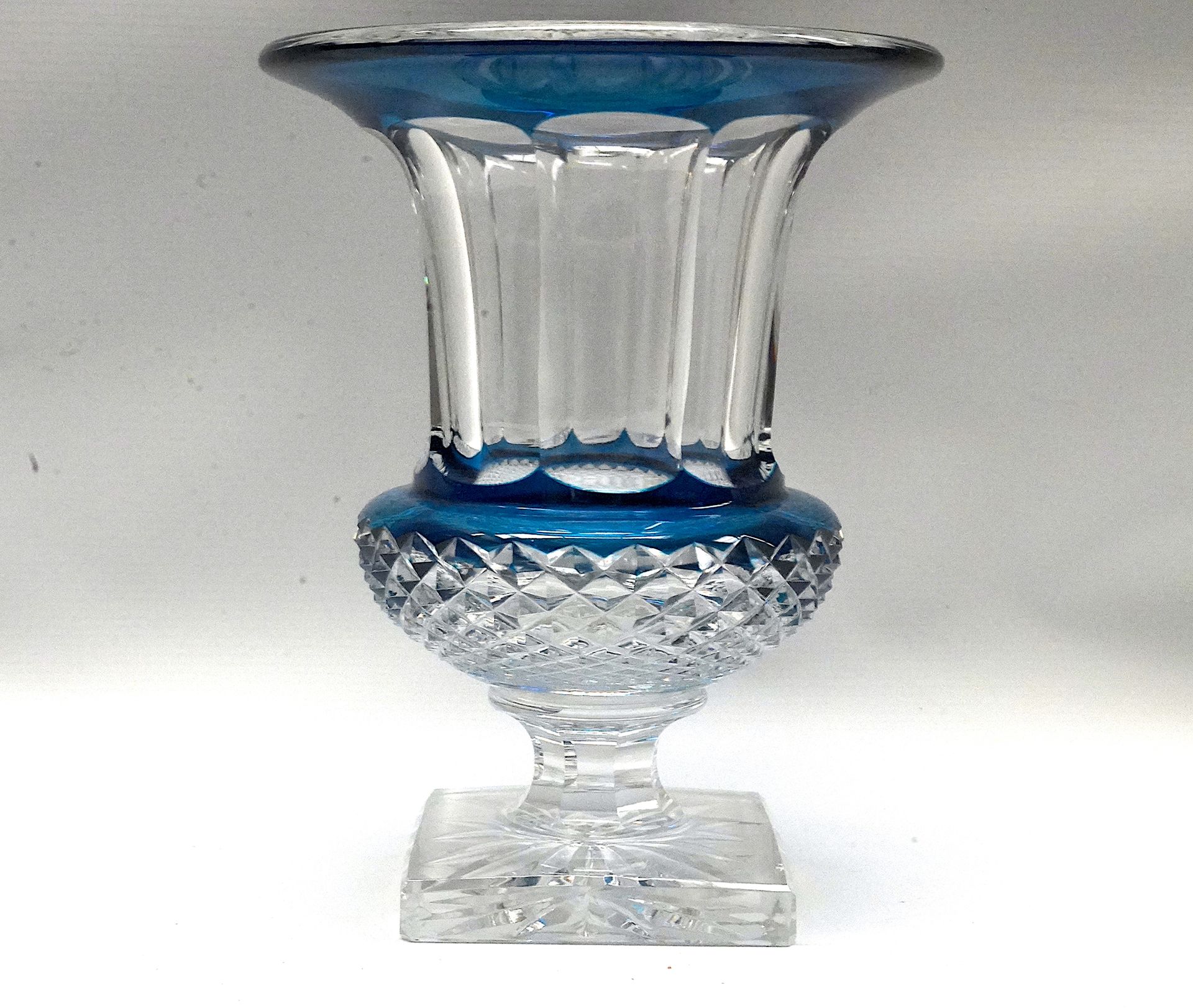 Null 圣路易斯市。白色切割水晶花瓶，有蓝色衬里。凡尔赛宫模型。24 x 20厘米。