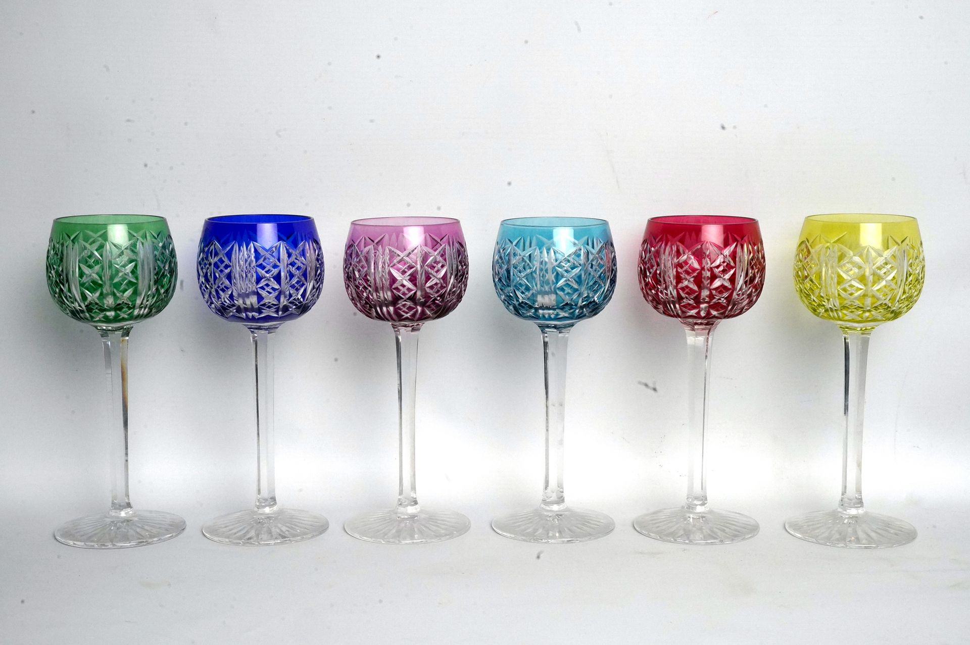 Null 圣路易斯市。六个大的彩色切割罗曼蒂克水晶杯，"Riesling "型号。高19厘米。