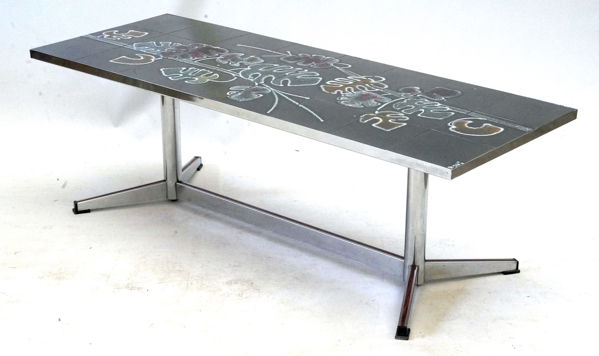 Null 20世纪。咖啡桌，镀铬金属腿，陶瓷砖面。41 x 125 x 46厘米。签署了RON?