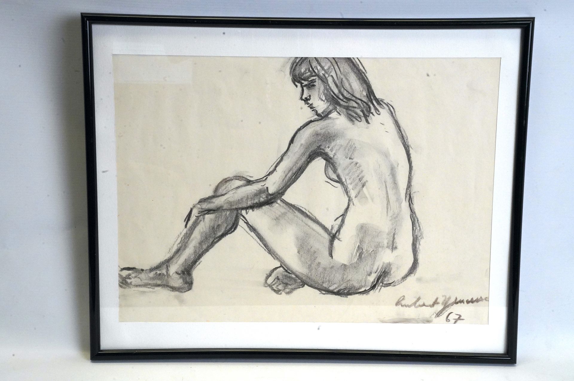 Null 休伯特-延赛尔（1900-1987）。有背的女人。炭笔画。右下角有签名，日期为(19)67. 32 x 44 cm.玻璃下的框架