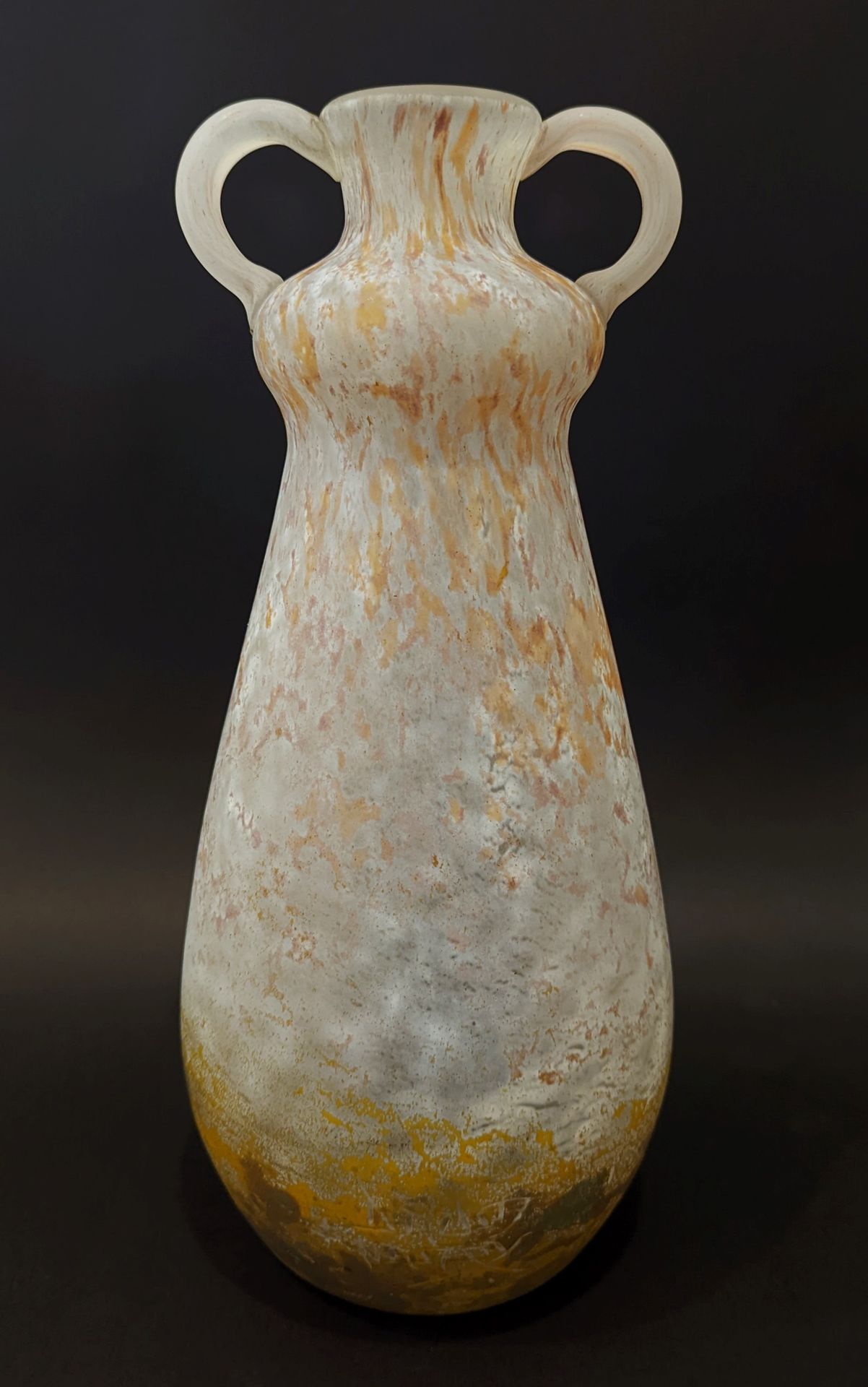 Null 
DAUM南希。大花瓶，颈部有两个小把手，黄色和灰色狨猴的玻璃。高度：30.5厘米。